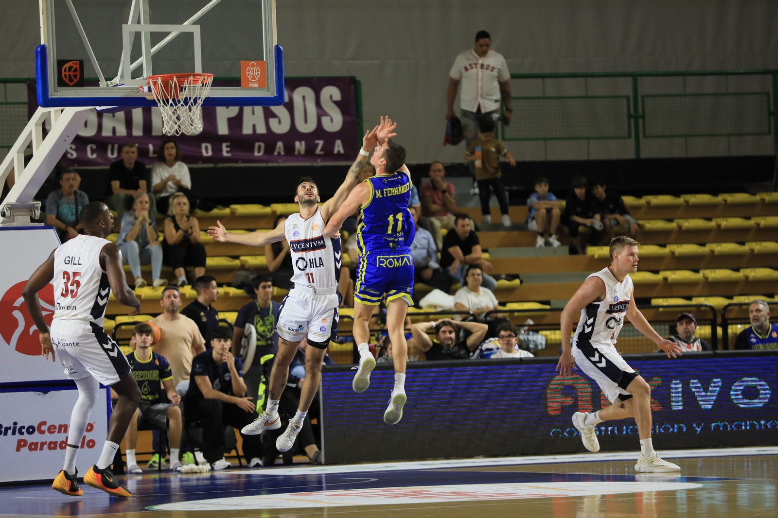 Galería | Noche triste en el Pazo con la derrota del COB ante el Alicante (79-83)
