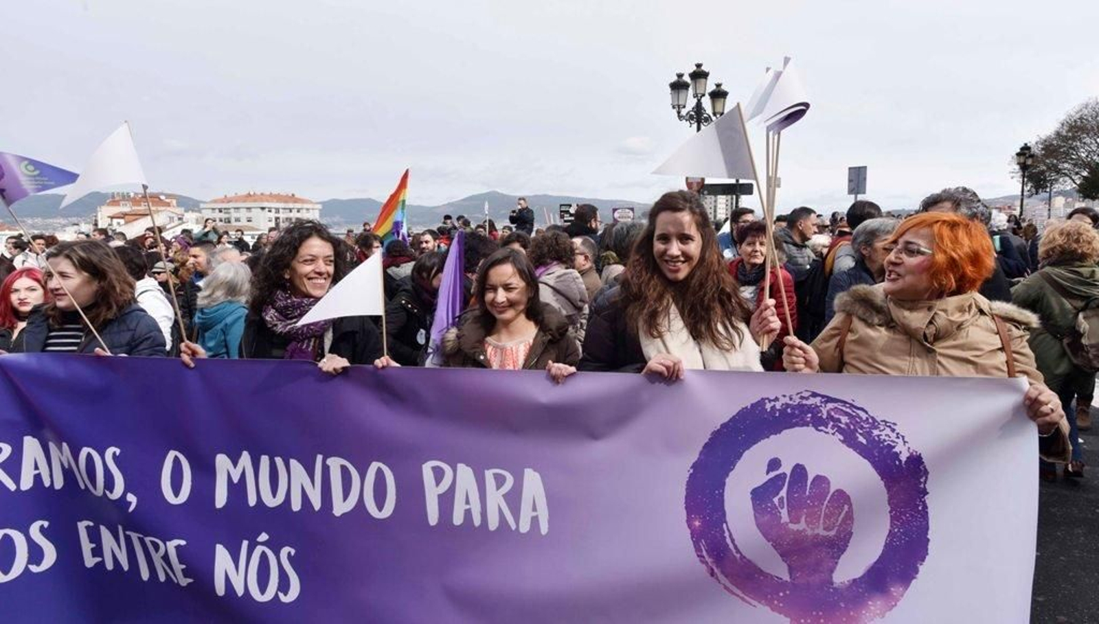 La marcha feminista recorre las calles de Vigo 01