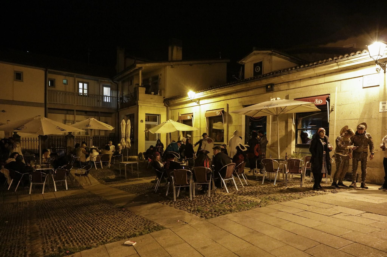 Galería | La ciudad respira Entroido en todas sus calles a la espera del desfile