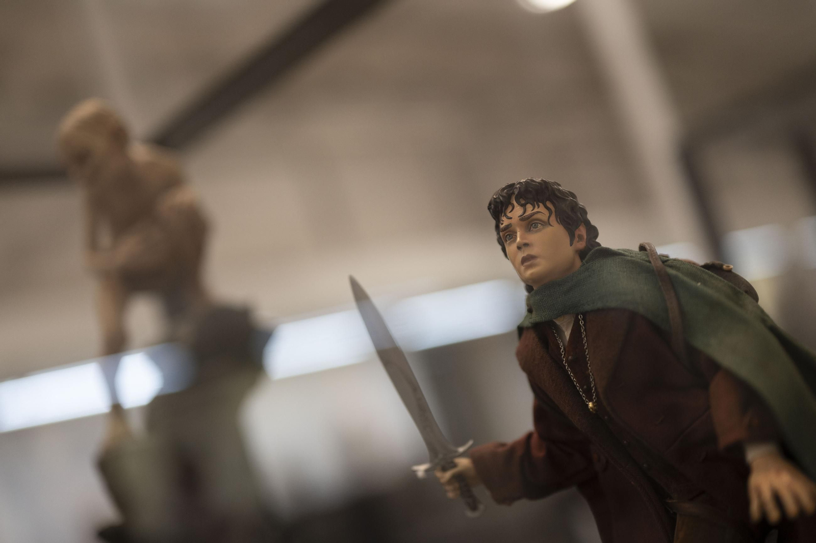 Un recorrido por el universo de Tolkien en la exposición organizada por el OUFF con motivo del 25 aniversario de la saga