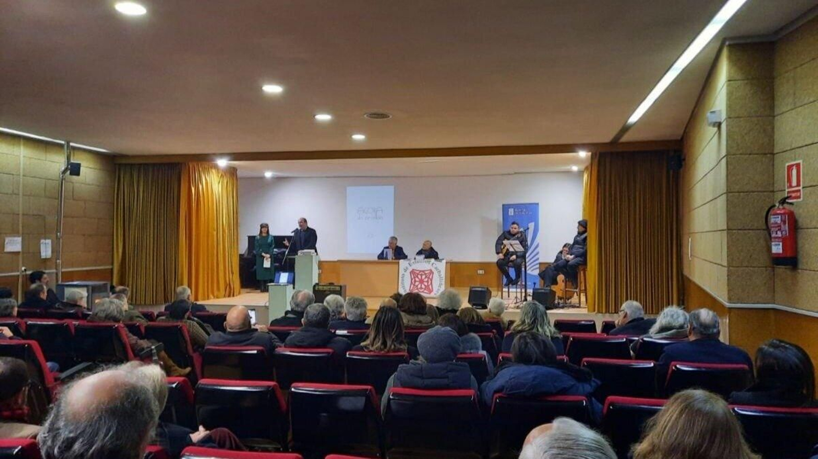 Rafael Otero, Valentín García e Avelino Muleiro, no acto celebrado no Casino do Carballiño. (Foto: Sabela Pinal)