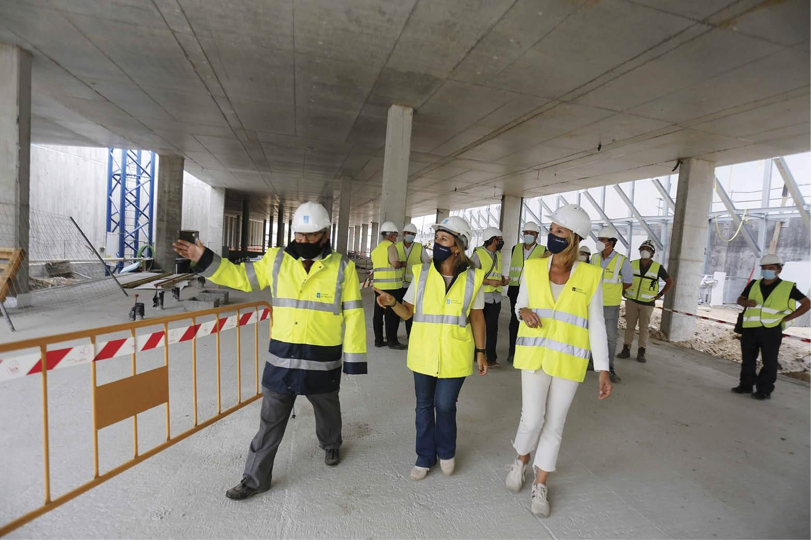 Conselleira y delegada, ayer en las obras de la estación de bus.