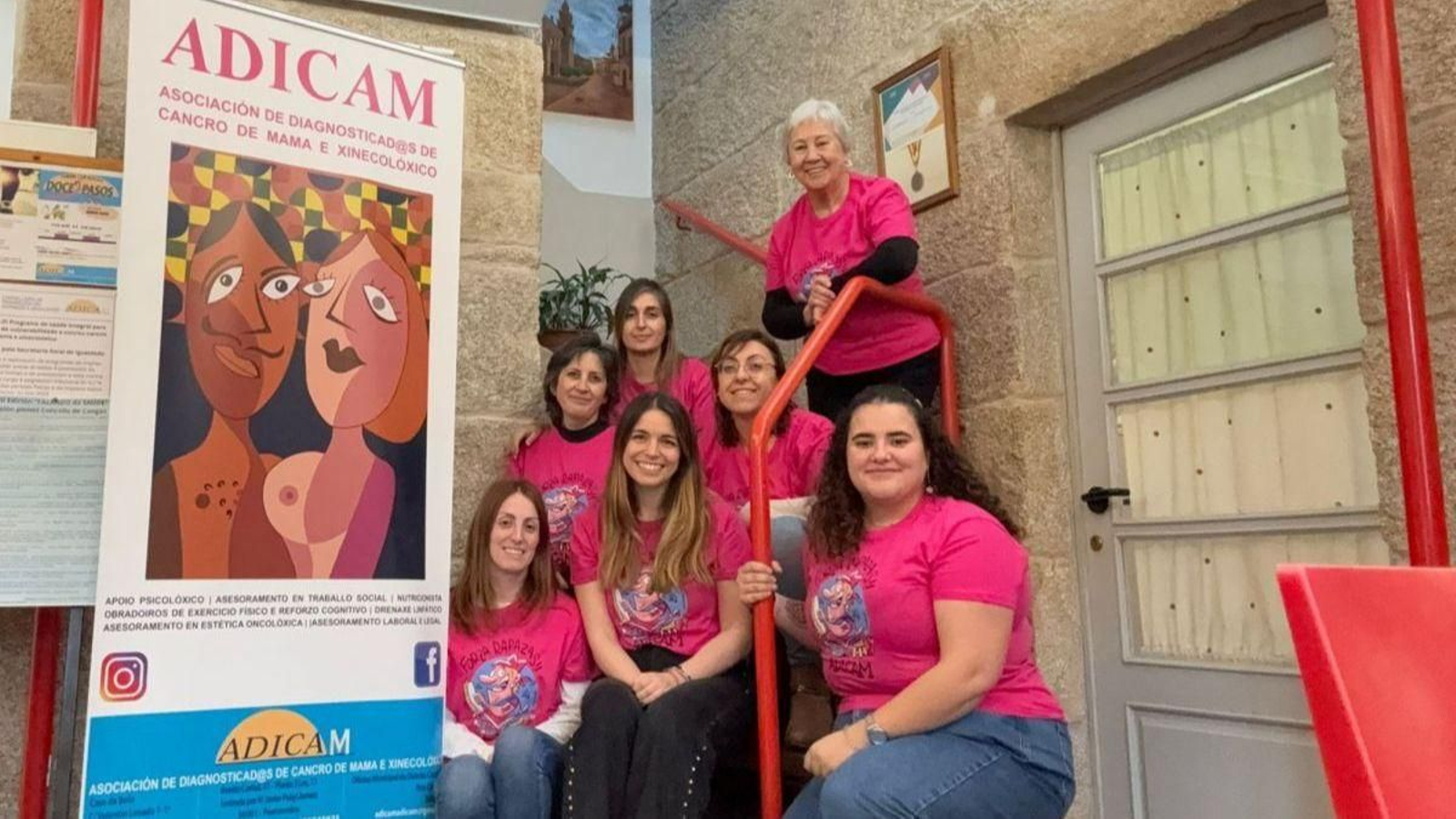 El “equipo” de trabajadoras de Adicam con Olga al frente en la sede de A Casa da Bola.