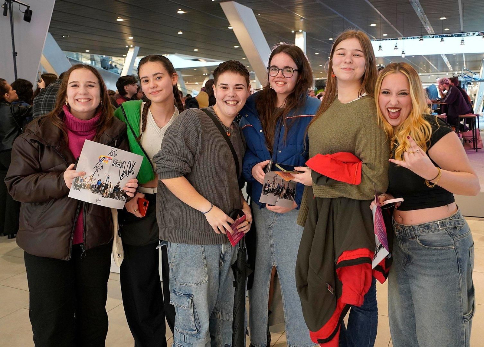 La mayoría de los fans, gente joven.