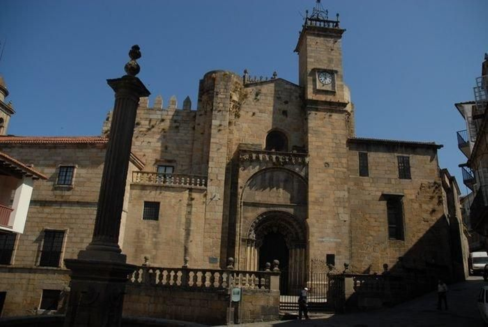 La fachada de la Praza do Trigo forma parte del recorrido del espectáculo.