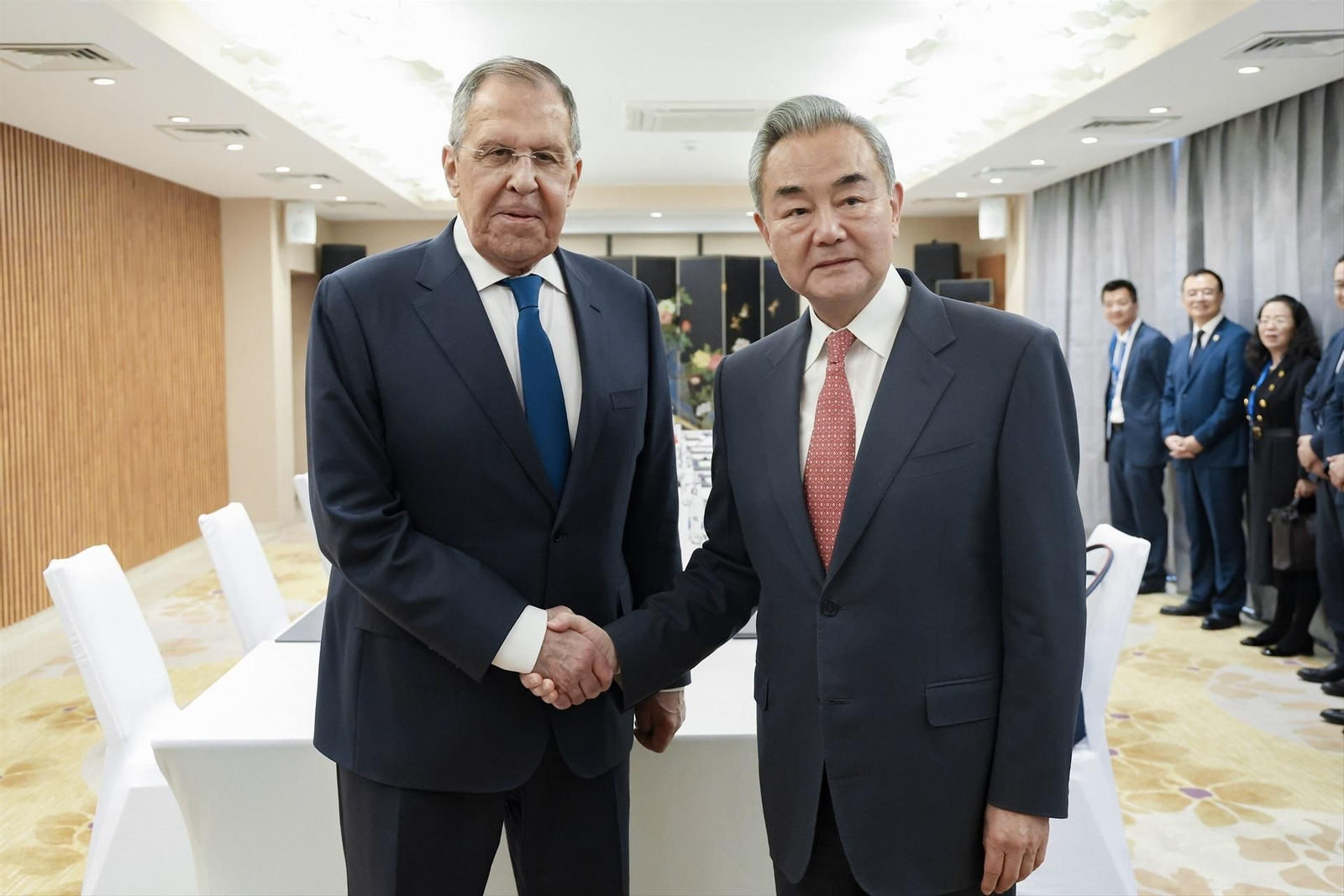 Los ministros de Exteriores de Rusia y China