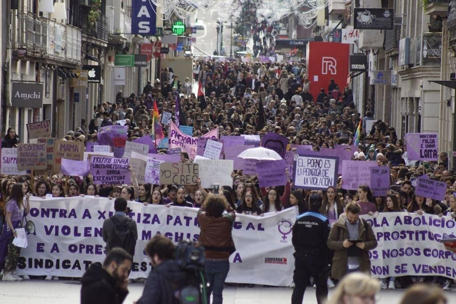 La improvsada manifestación por la calle del Príncipe con miles de personas que recorrieron el centro de la ciudad.