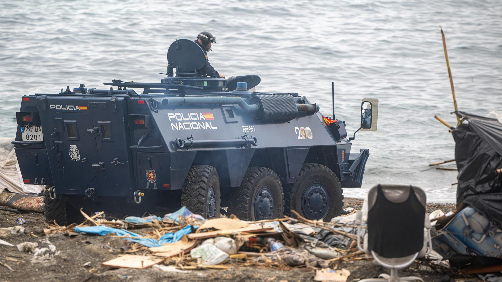 Agentes de la Policía Nacional intervienen durante el proceso de desalojo del embolsamiento de migrantes en la playa de El Trampolín, a 5 de octubre de 2026, en Ceuta