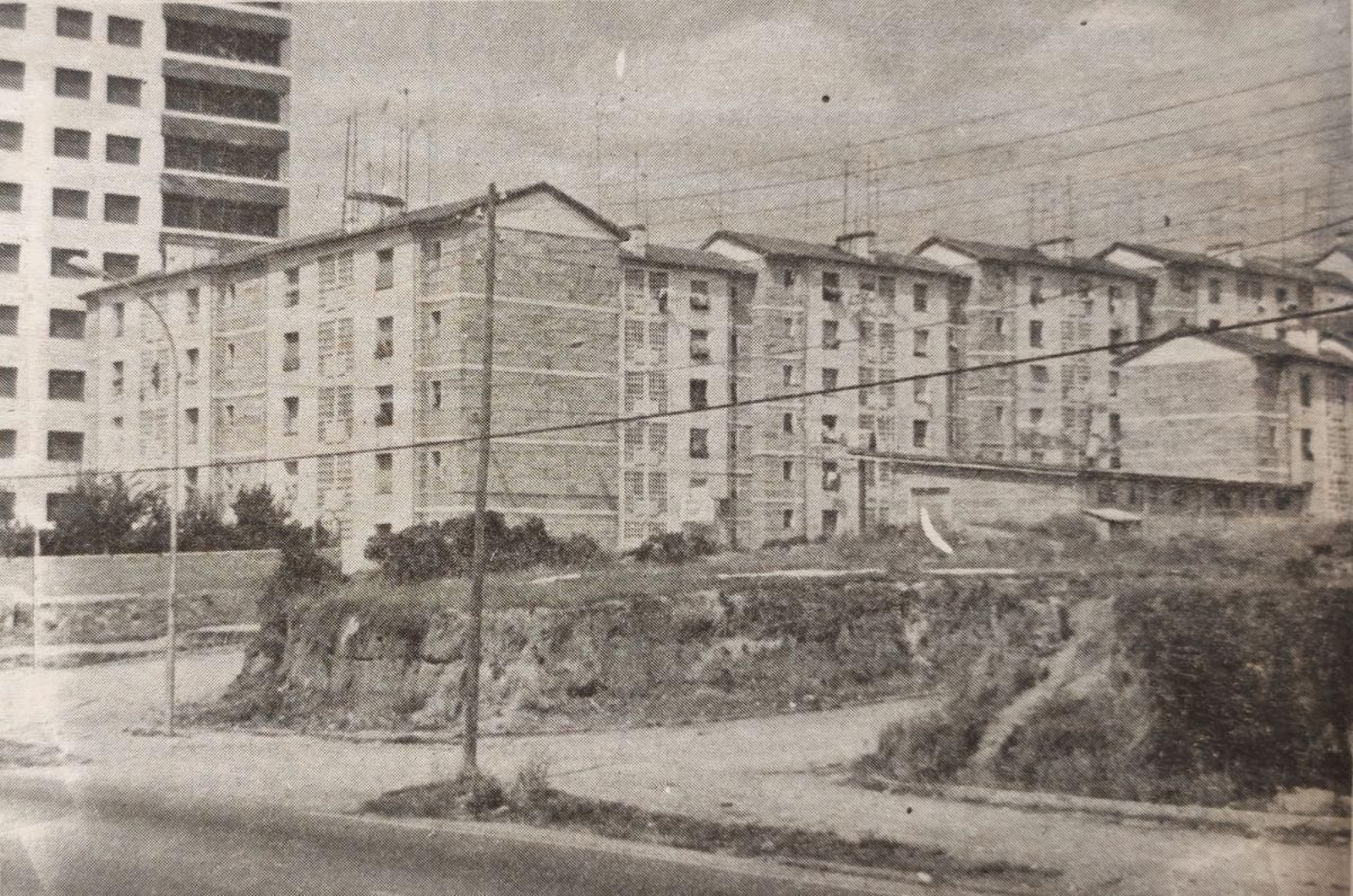 Vista del barrio de Santo Cristo con el grupo de viviendas de la Sindical construido en 1963.
