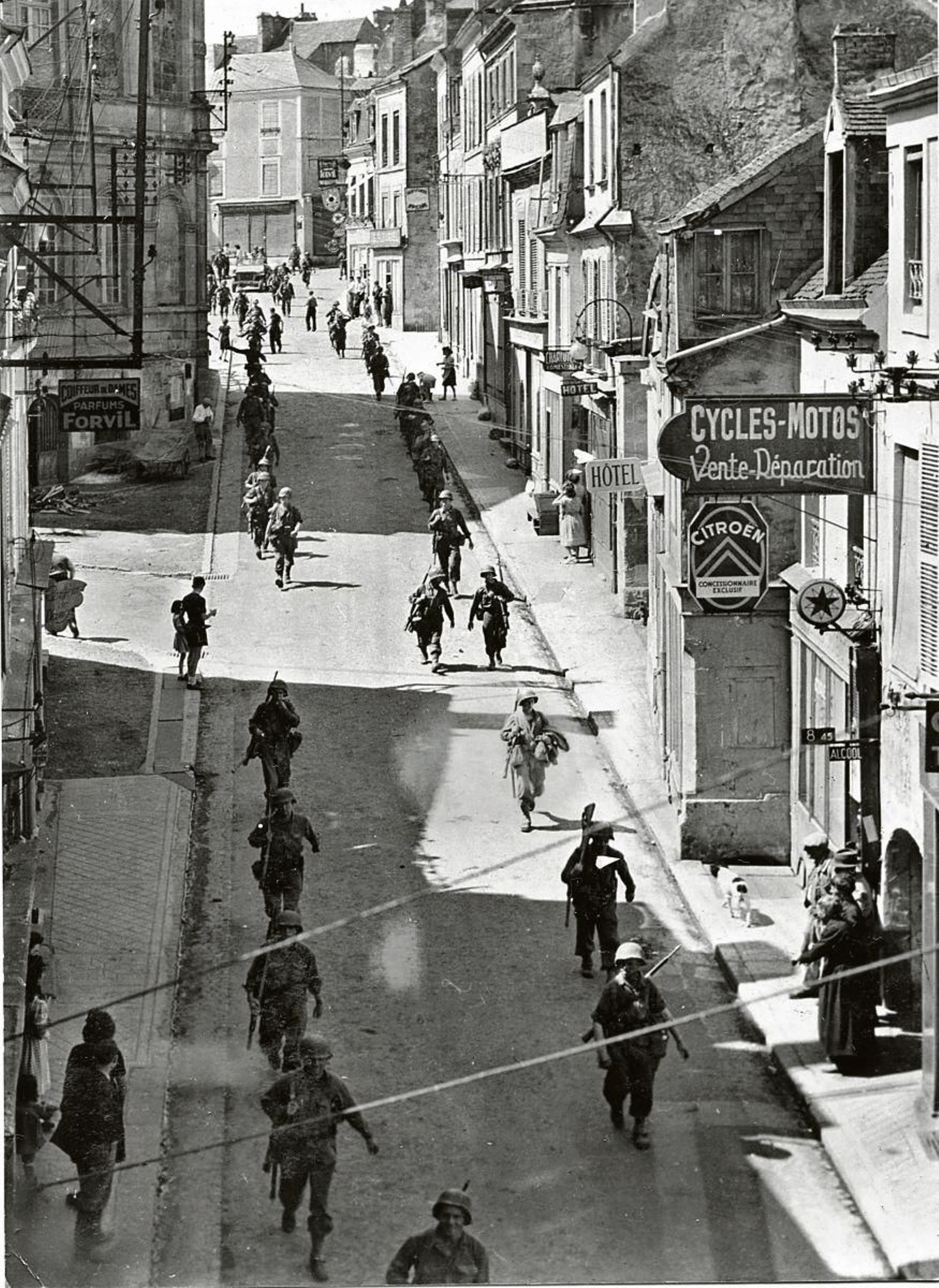 Soldados americanos en una calle francesa camino de Paris.