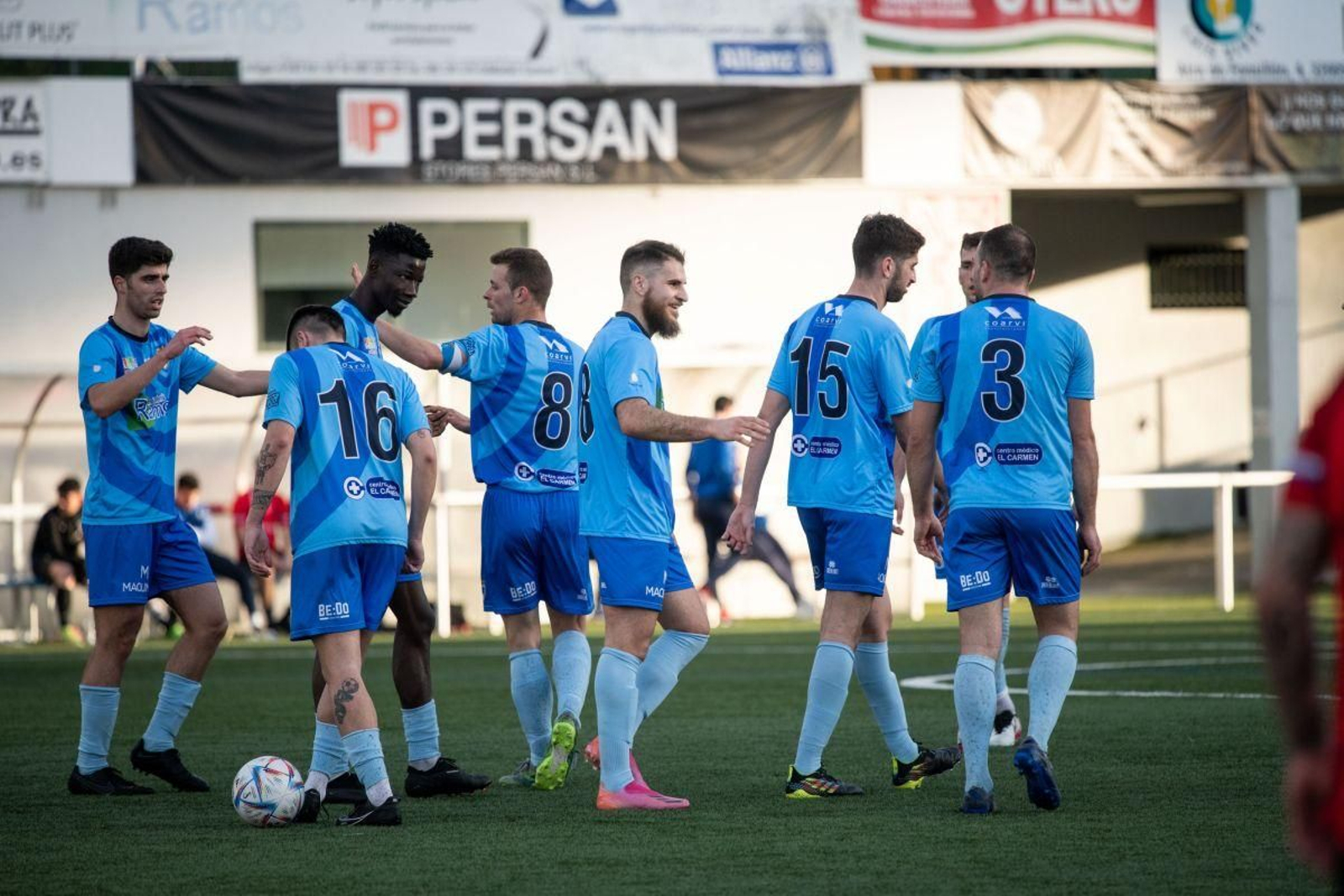 Los jugadores del Barbadás celebran un gol anotado esta temporada en el campo de Os Carrís.
