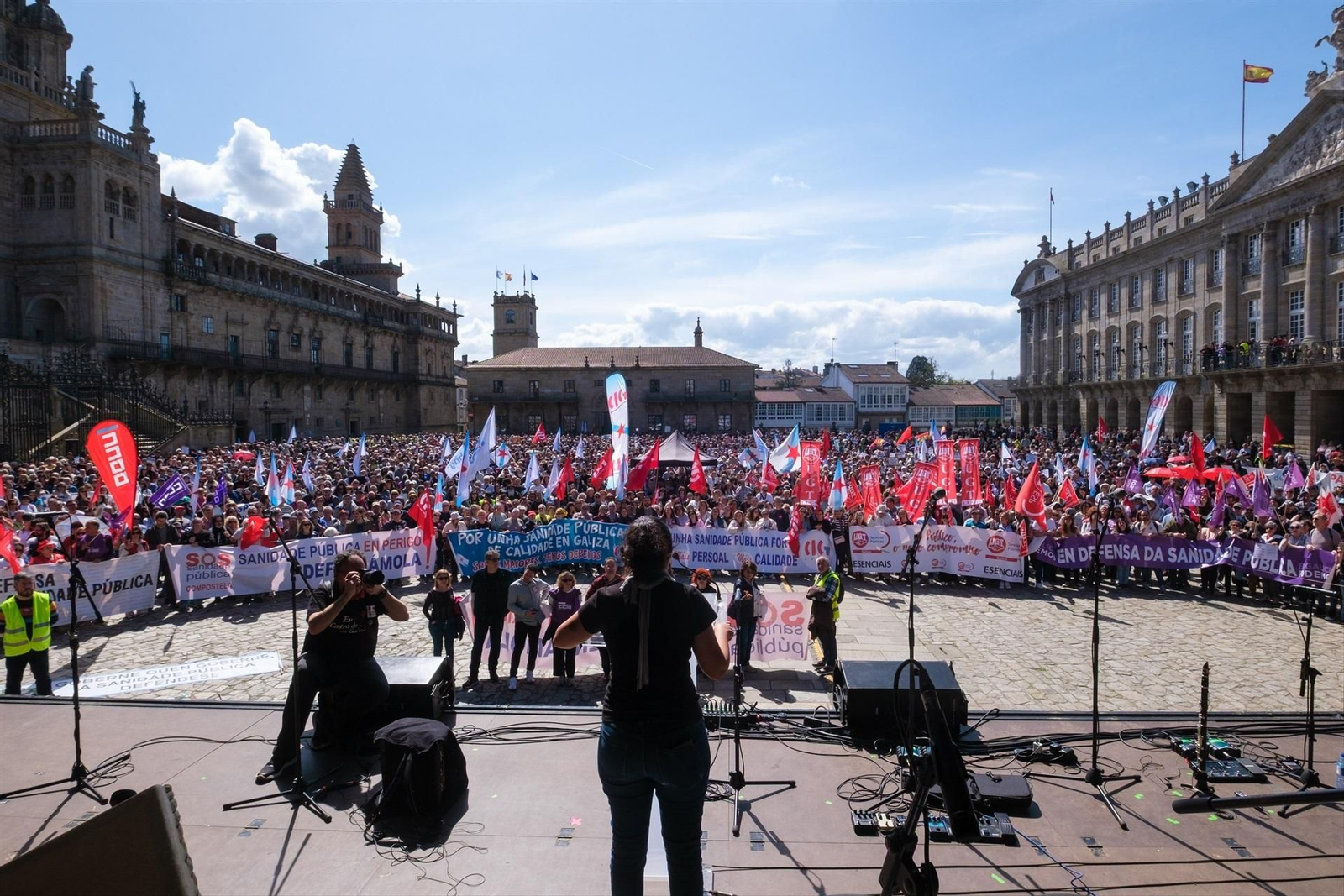 Cientos de personas durante una manifestación a favor de la sanidad pública, a 6 de abril de 2025.