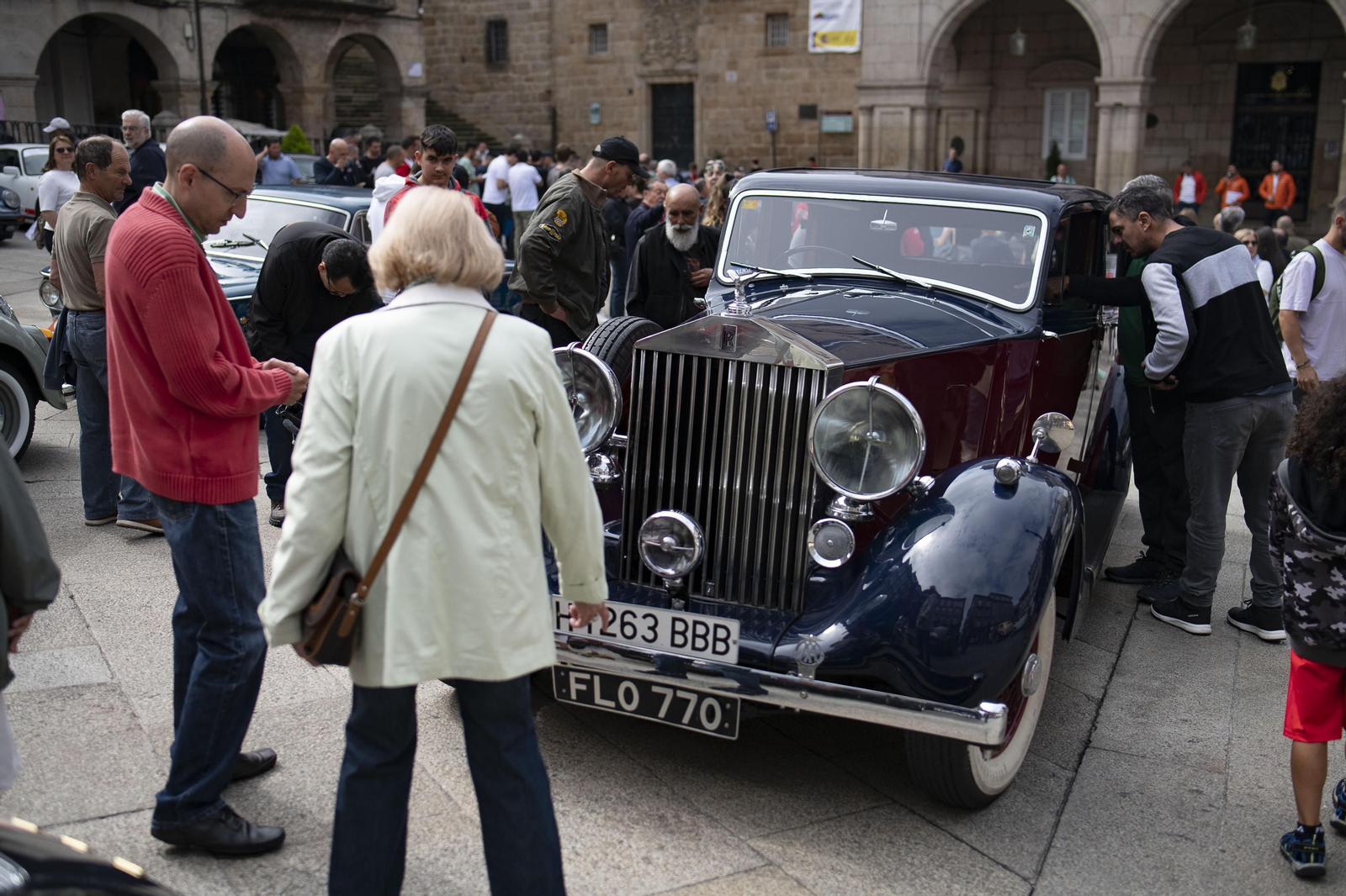 Gente en la exposición de coches de rally clásico de Ourense