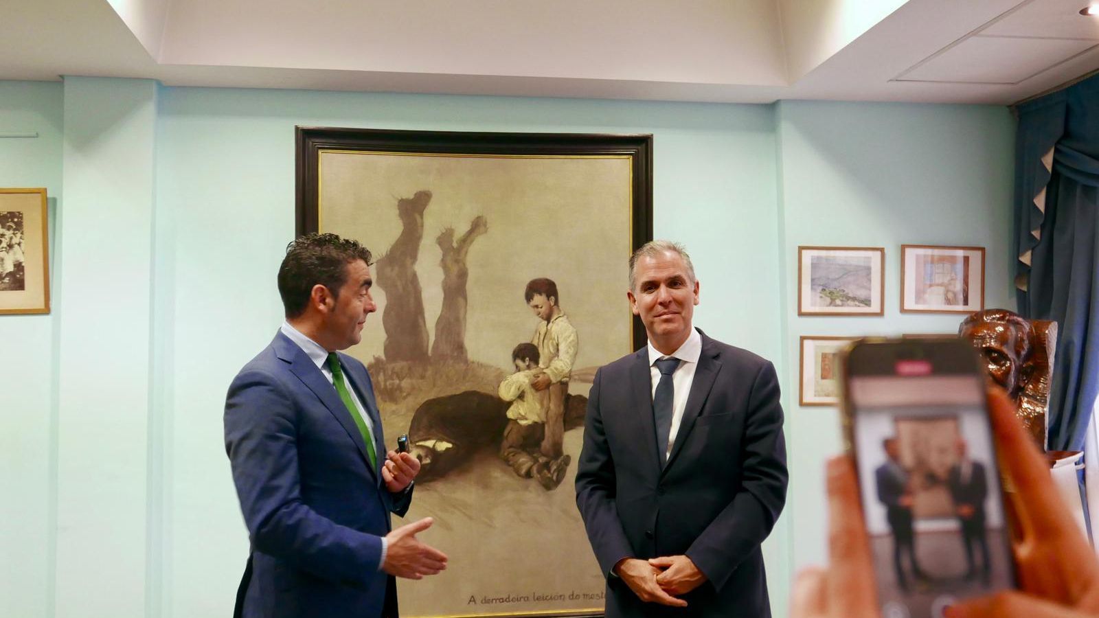 Lopez y Domínguez ante el cuadro.