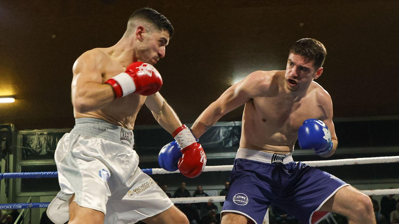 Álex Rodríguez, de pantalón branco á esquerda, acadou a vitoria no seu combate de onte.