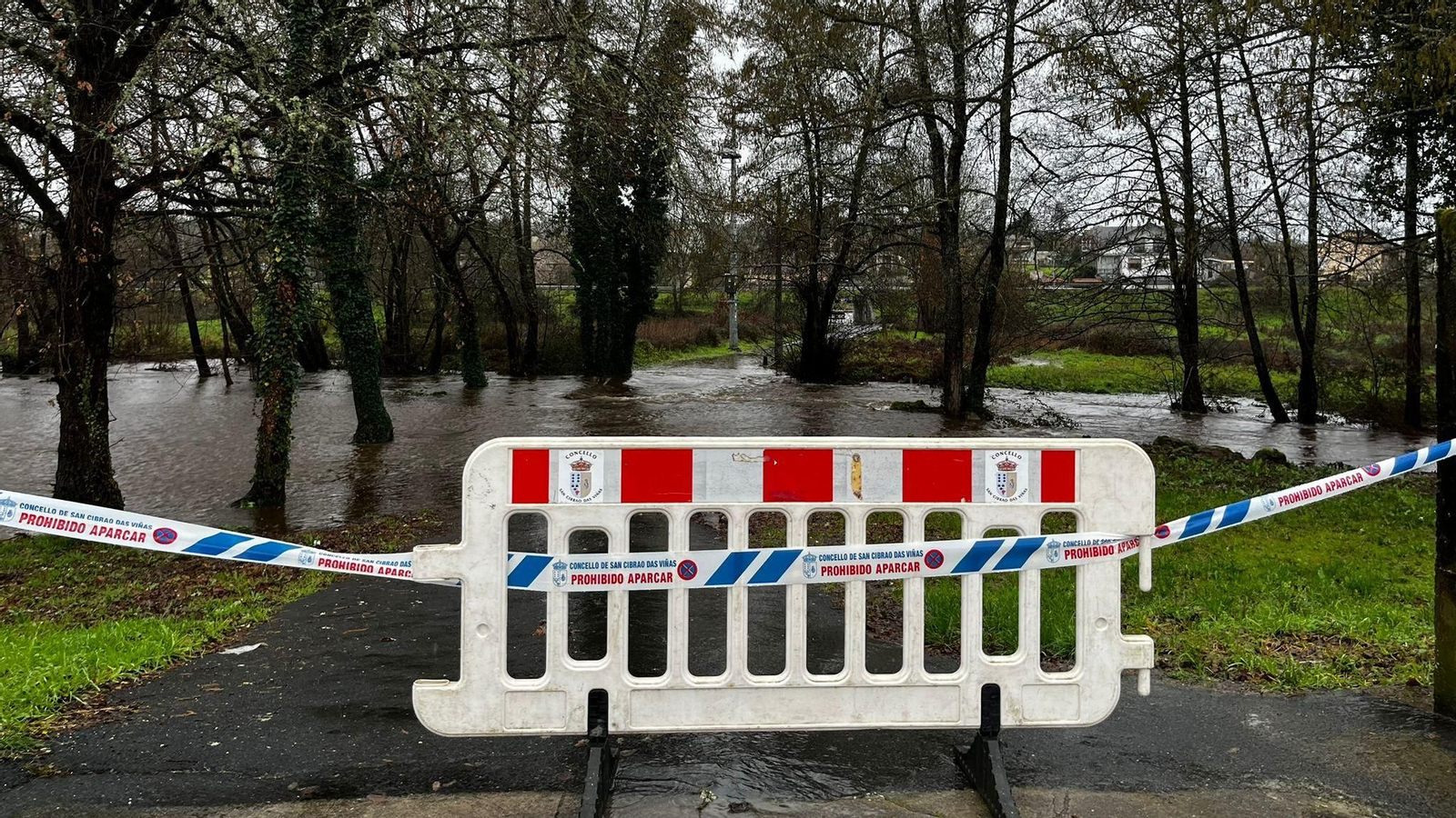 La fuerza del agua en Ponte Noalla obliga a cortar accesos y pone a prueba la infraestructura local.