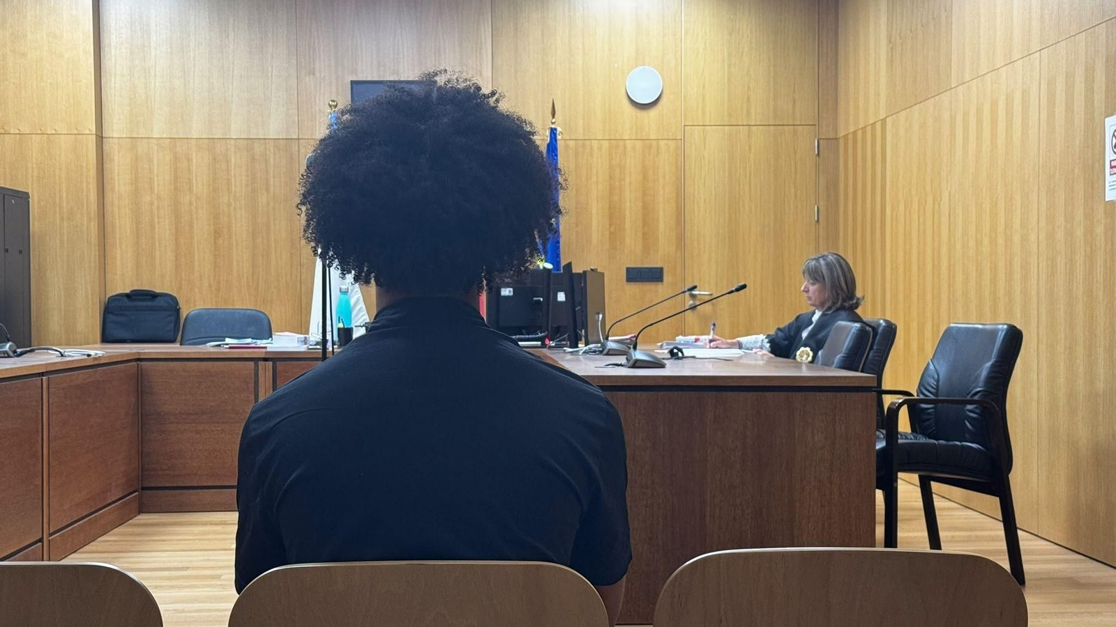 Un acusado de golpear a dos hombres en un pub en Ourense tras salpicarle uno con su copa acepta un año de cárcel en la Plaza número 2 de la Sección de lo Penal del Tribunal de Instancia de Ourense