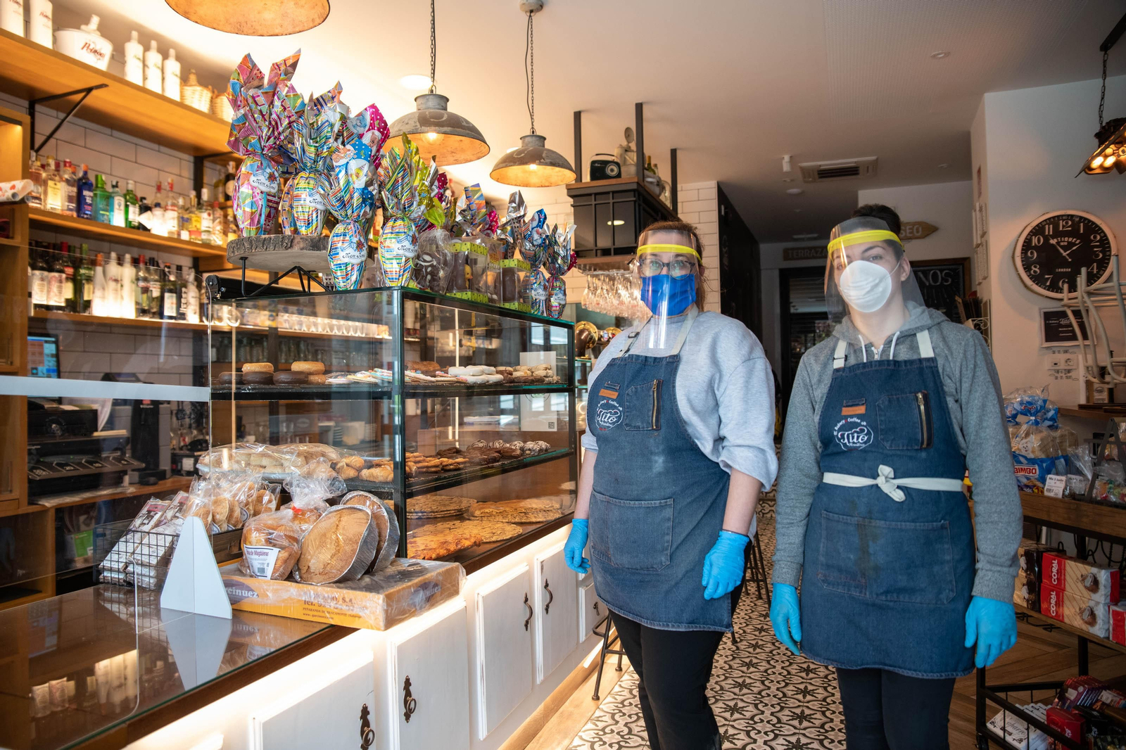 Dos trabajadoras de Tito Bakery and Coffee, ayer por la tarde.// FOTO: ÓSCAR PINAL