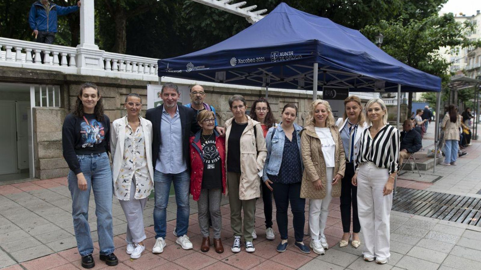 Representantes de Alcer y de Lúa Perruqueiros, ayer, en la mesa informativa.