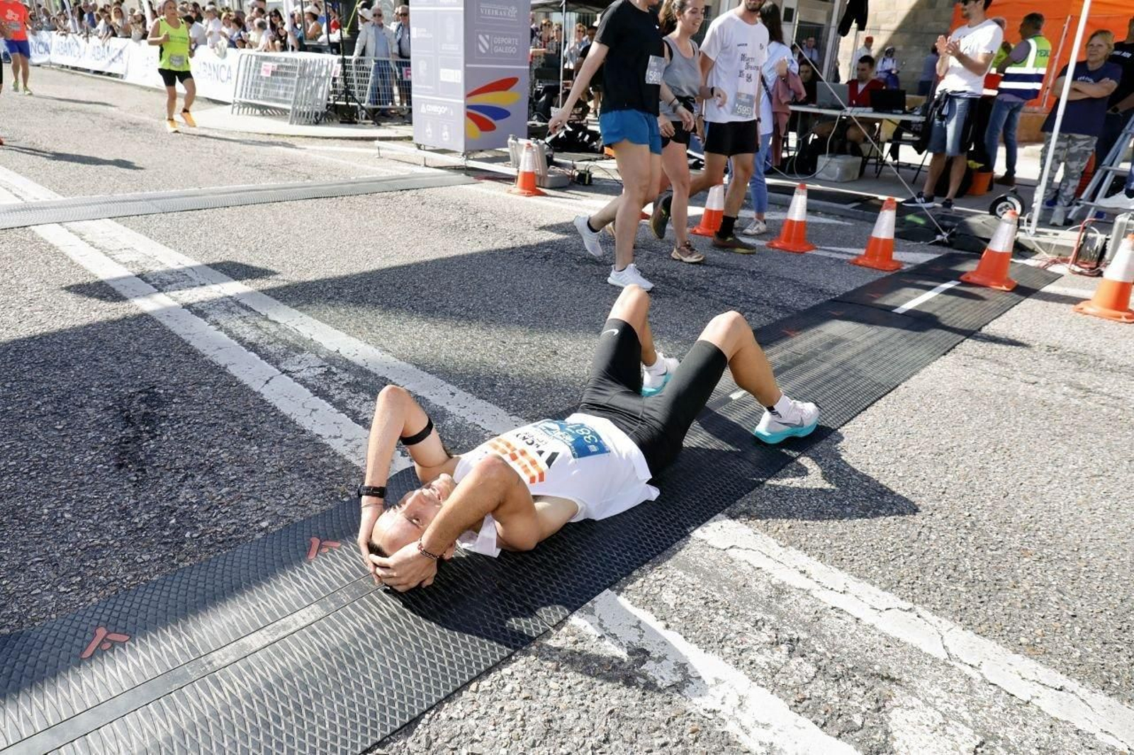 Anxo Castro, ganador de la Vig-Bay 2024, exhausto tras correr la media maratón.