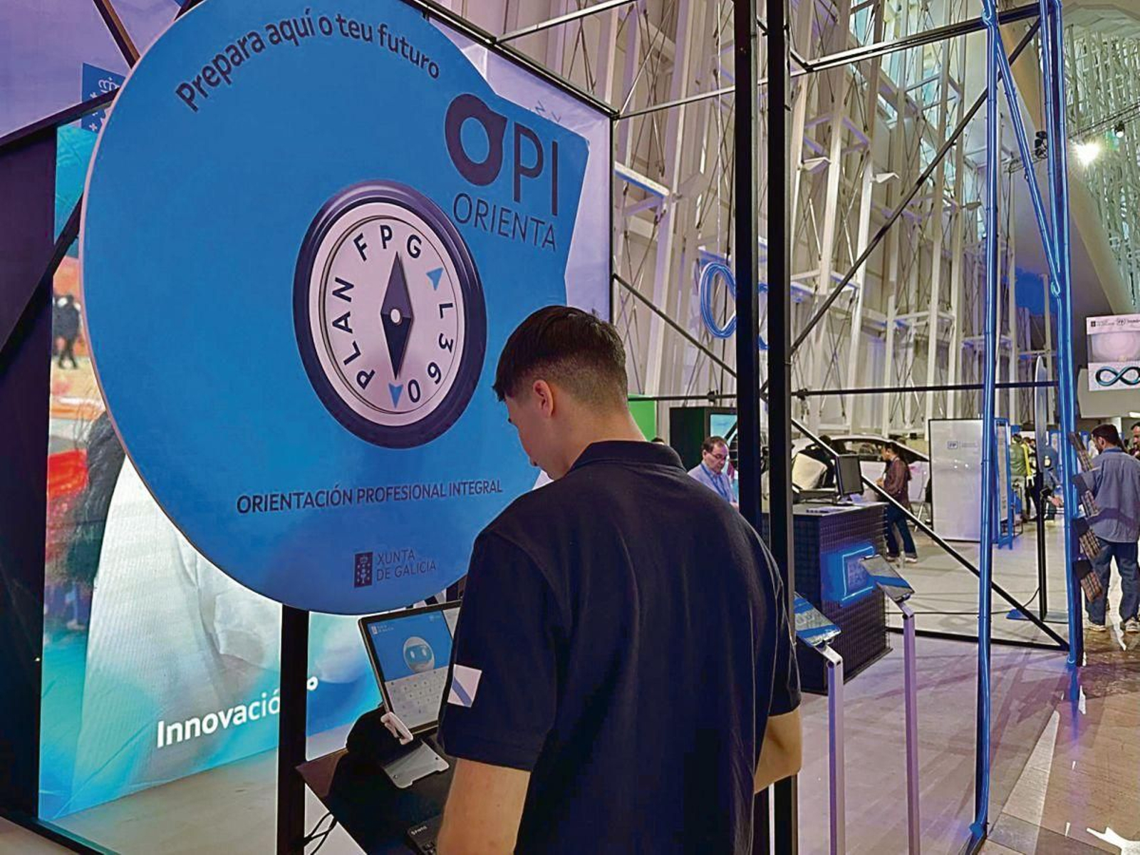 Un alumno usando a nova aplicación virtual OPI Orienta, desenvolvida no Centro Eduardo Barreiros.