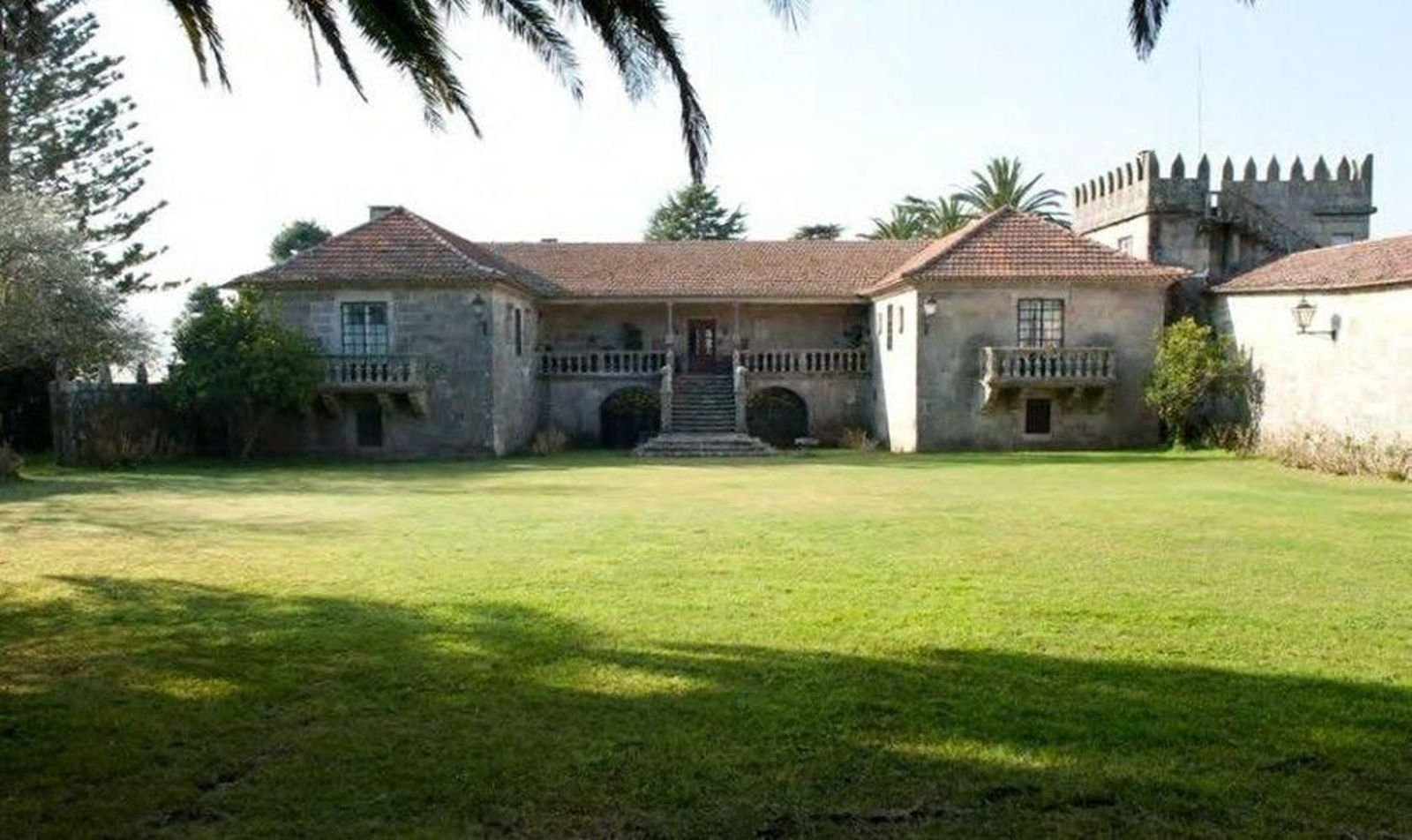 El Pazo de Urzáiz data del XIV y actualmente se celebran fiestas de verano, bodas y eventos.