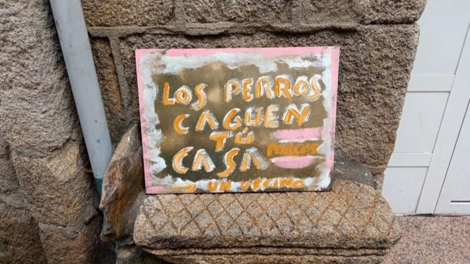 Este rótulo llama la atención de los transeúntes en la zona vieja de Verín.