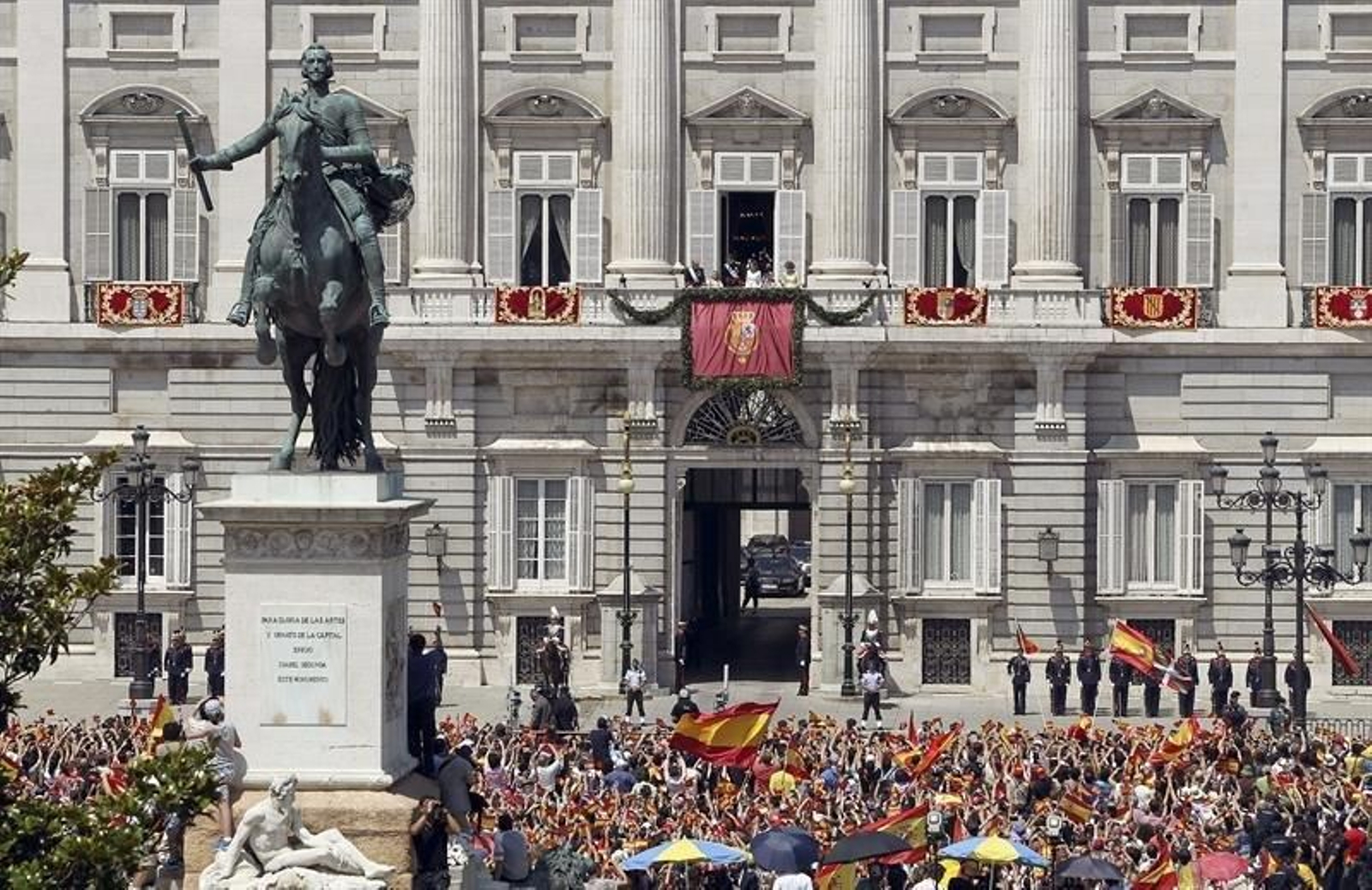 Los reyes Felipe y Letizia, acompañados de sus hijas la princesa Leonor y la infanta Sofía y don Juan Carlos y doña Sofía, han salido al balcón, central del Palacio Real