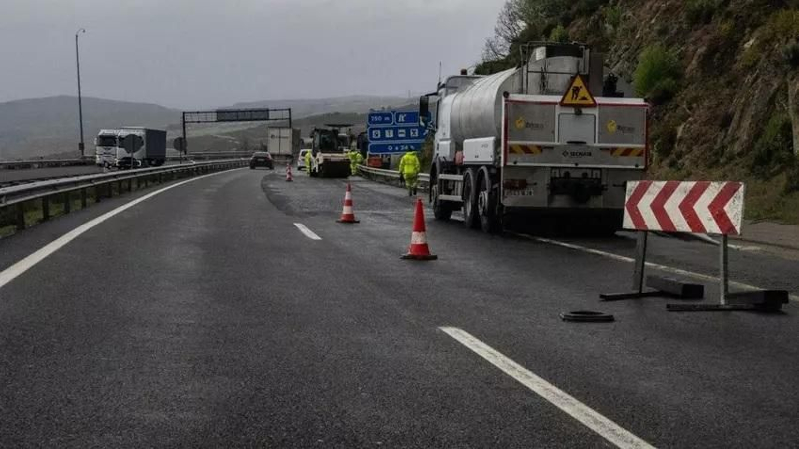 Las obras provocan un desvío de carril y otro mediante el sentido contrario en la entrada de la provincia.