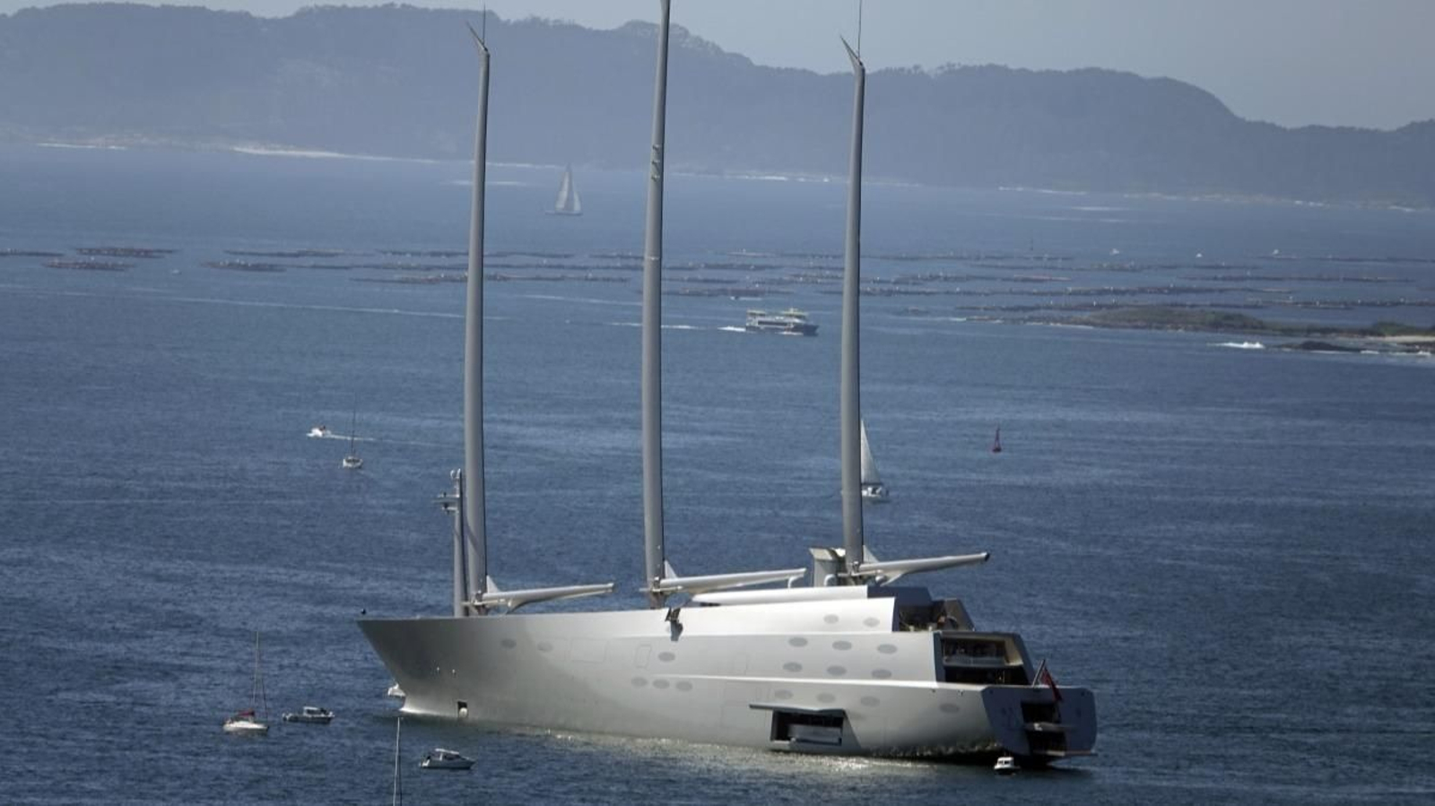 El “Sailing Yacht A”, fondeado en la Ría en marzo del año pasado.