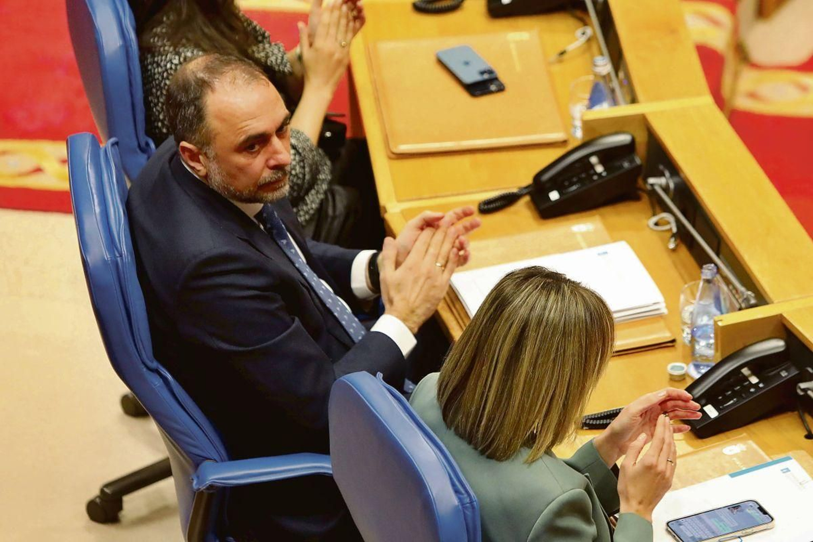El conselleiro de Sanidade, Julio García Comesaña, durante el pleno de ayer.