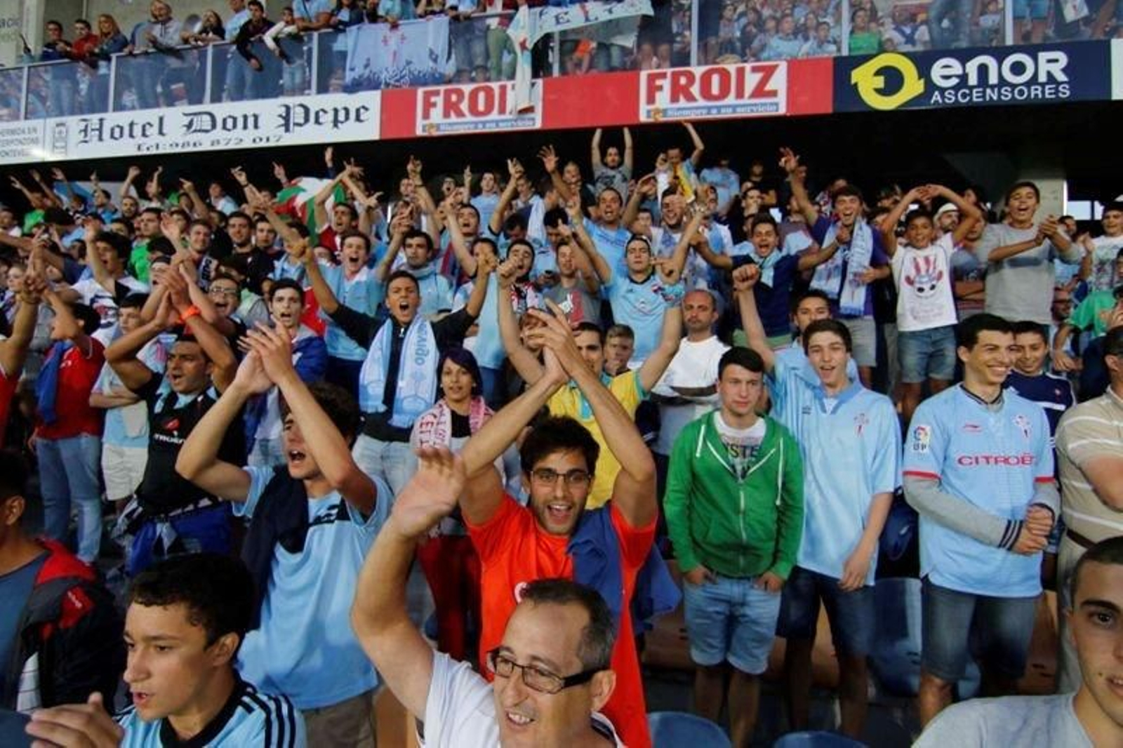 La afición del Celta acudió en buen número a un campo de Pasarón que rozó el lleno.