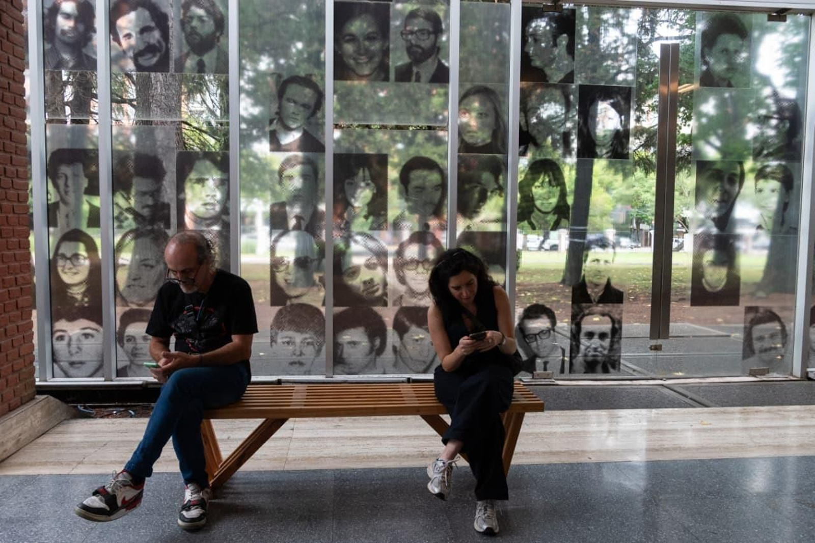 EuropaPress_7386268_dos_personas_celebracion_festival_feria_memoria_motivo_50_aniversario_golpe