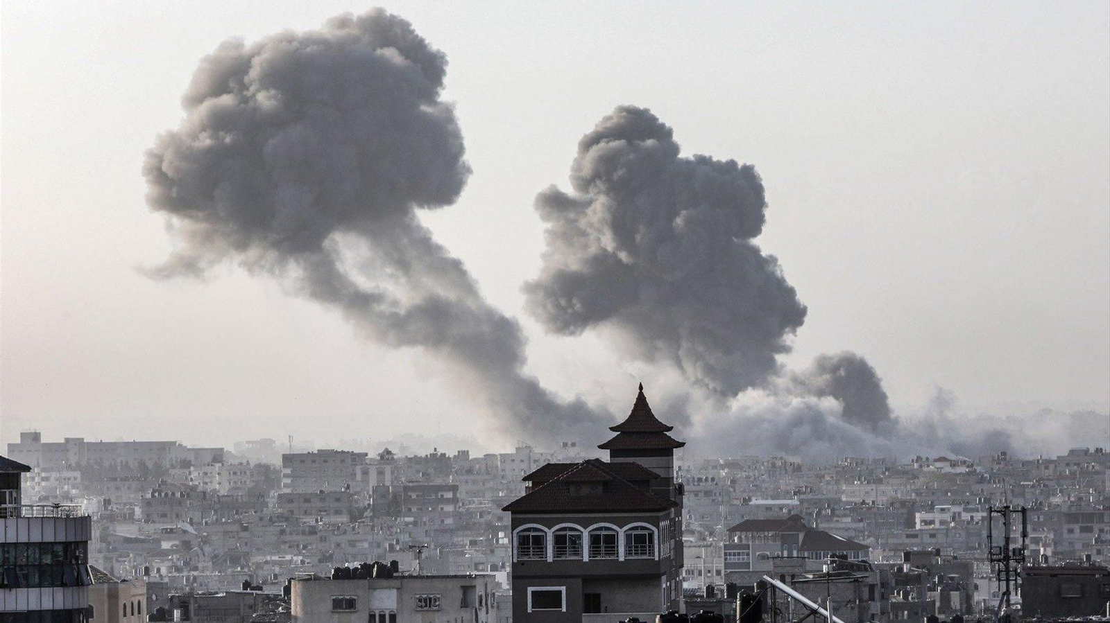 Humo en Rafá, tras el ataque de Israel. // E.P.