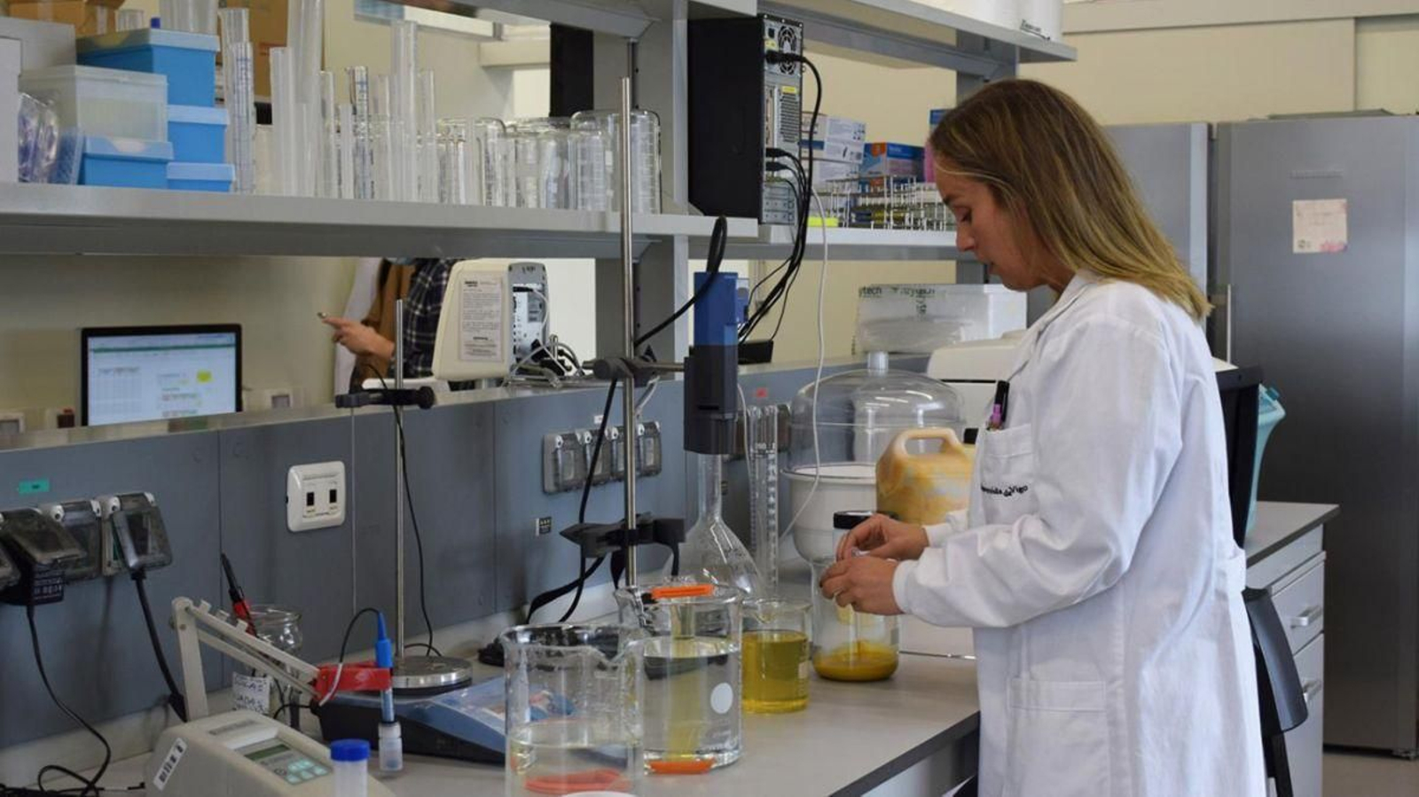 Imagen de archivo de una investigadora en un laboratorio de la UVigo.