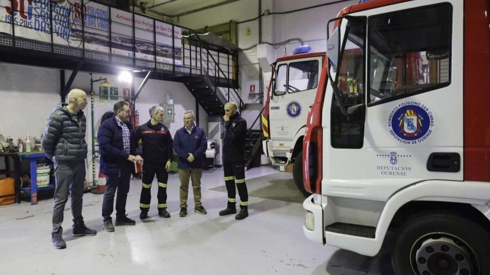 Visita de Luis Menor al parque de bomberos de San Cibrao.