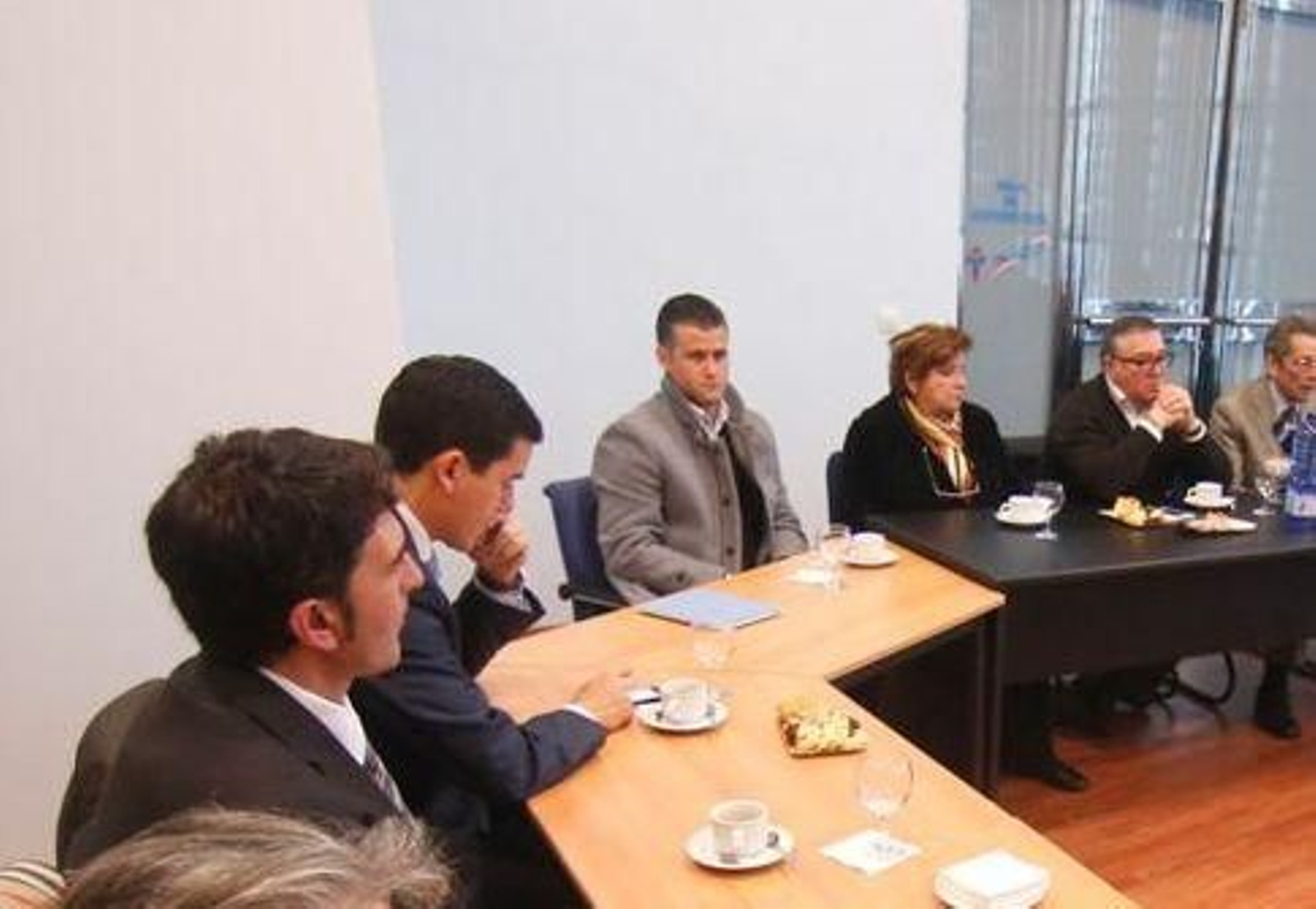Toni Otero (centro), en el último desayuno informativo del club.