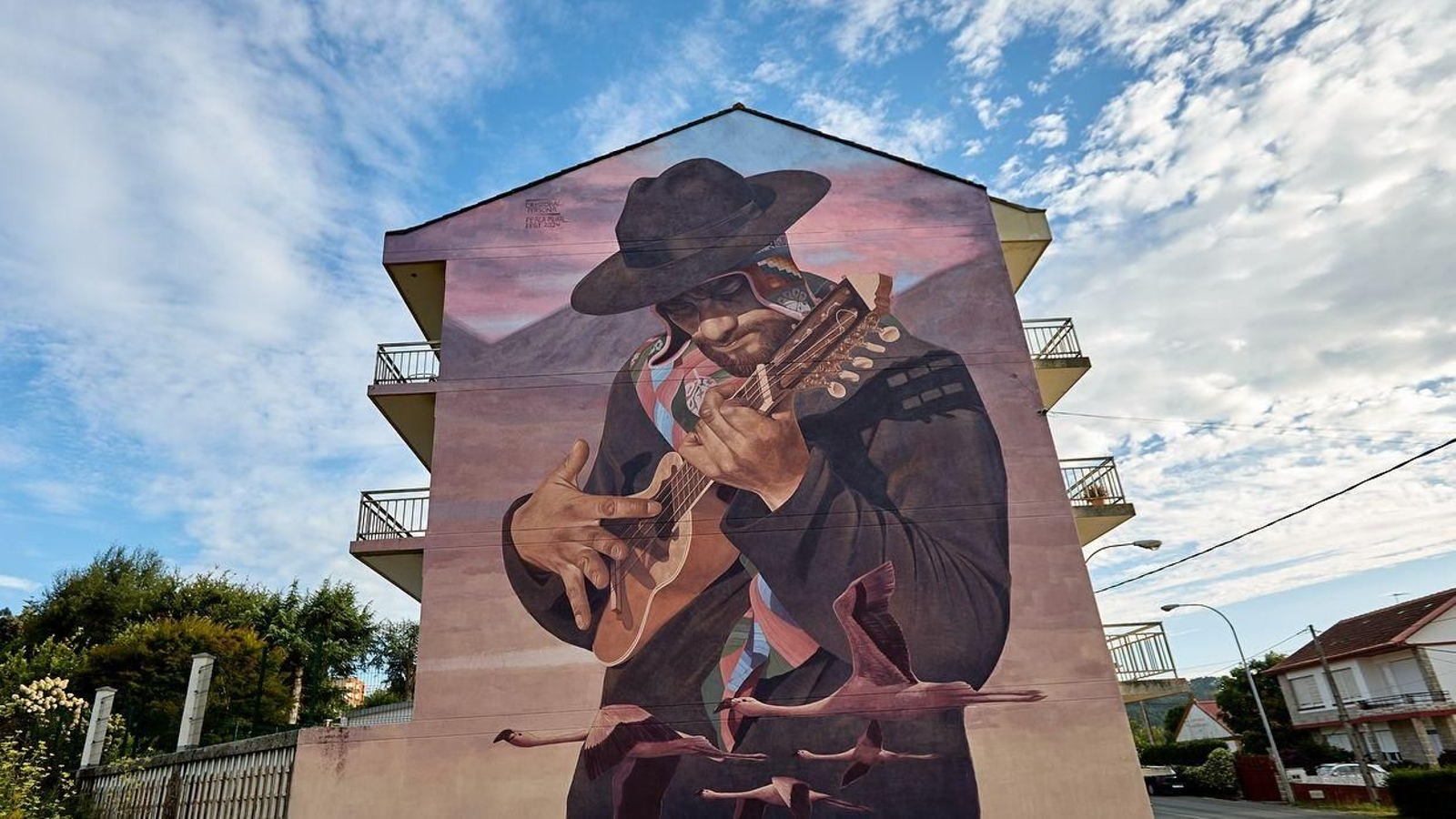 El mural ‘O charanguista Andino’, creado por el artista chileno Cristóbal Persona