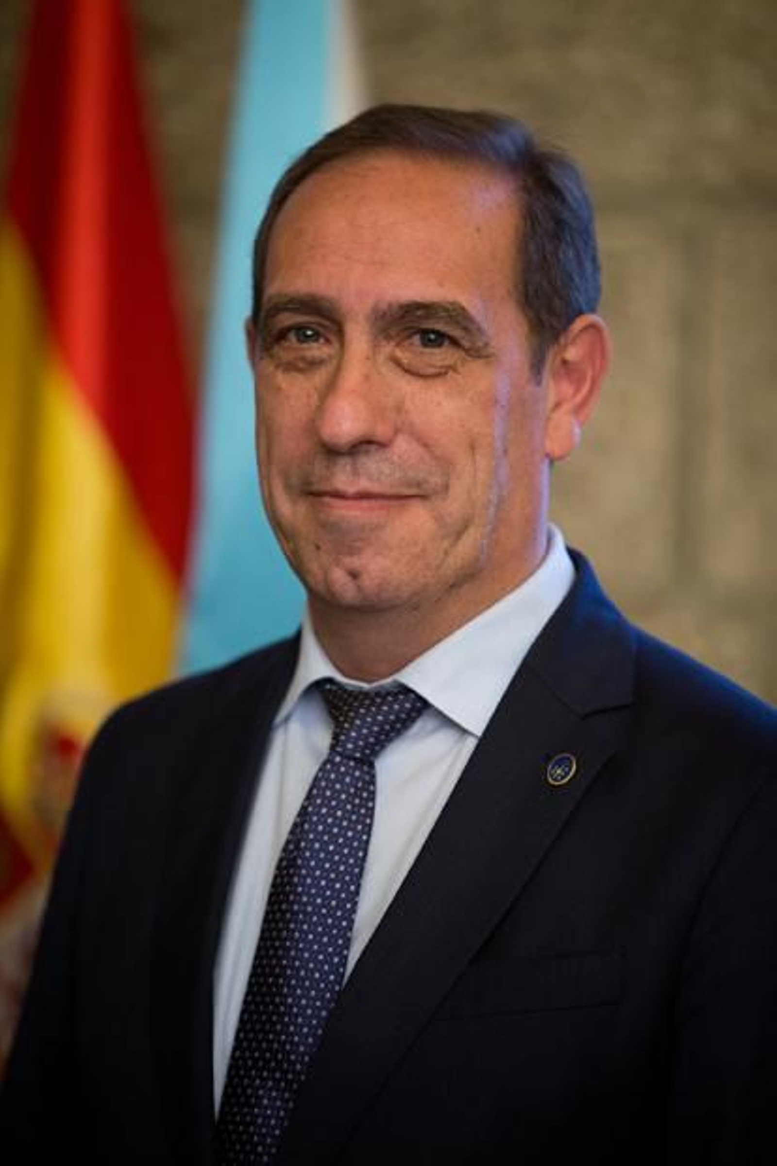 Valeriano Martínez (Consellería de Facenda e Administración Pública)

Naceu en Aldán (Cangas) en 1961, é licenciado en Ciencias Económicas e Empresariais pola Universidade de Santiago de Compostela e diplomado en Xestión de Xerencia Hospitalaria pola Escola de Alta Dirección e Administración.