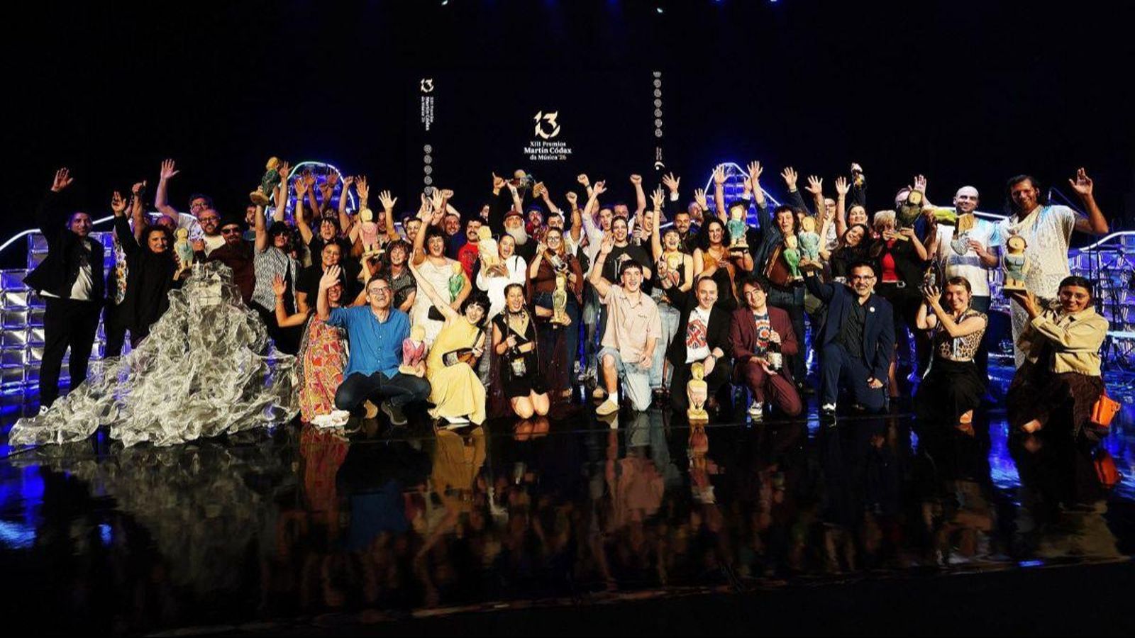 Todos los grupos y artistas premiados posan en la XIII gala de los Premios Martín Códax da Música.