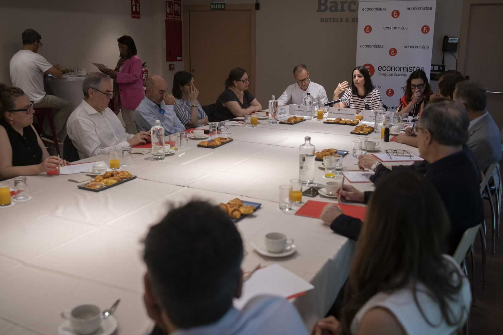 La magistrada Águeda Rodríguez y la letrada judicial Paula Arango dialogan con los economistas.