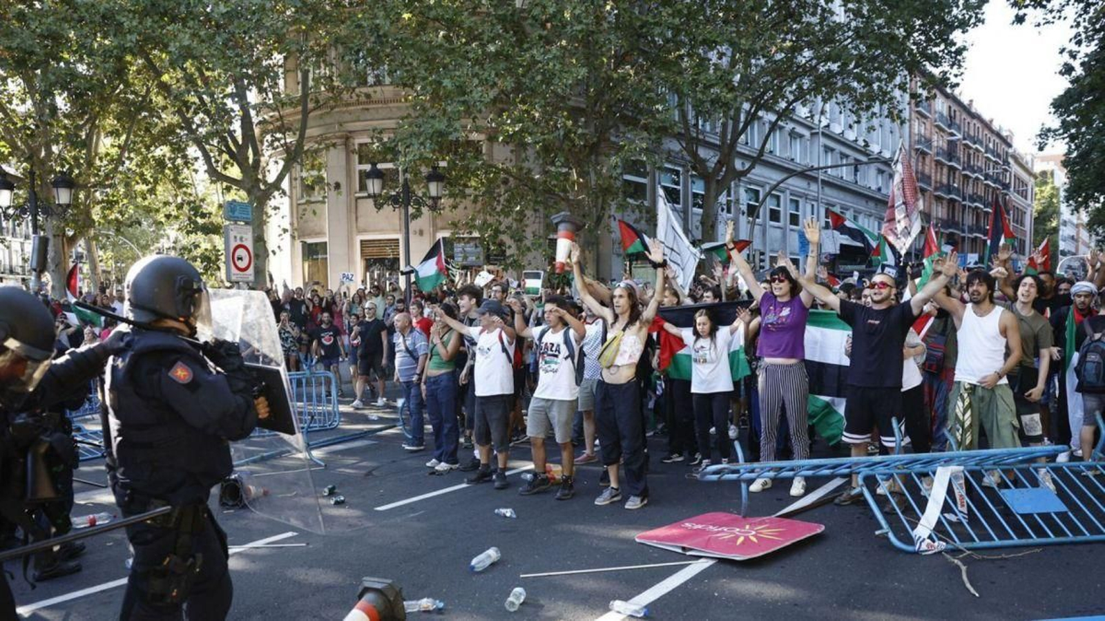 Así terminó la Vuelta ciclista a España 2025, a palos entre manifestantes y policía.