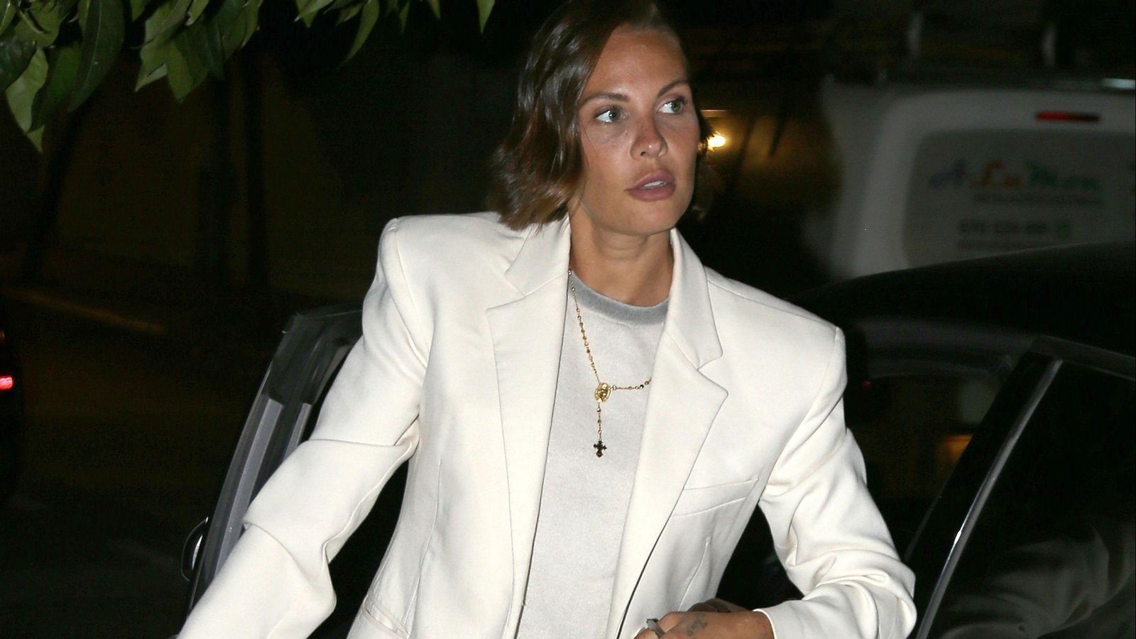 Jessica Bueno sale de su vehículo.