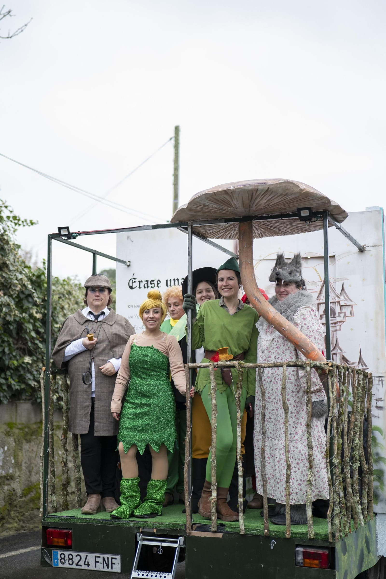 Galería | El Entroido itinerante de Parada de Amoeiro lleva la diversión por bandera