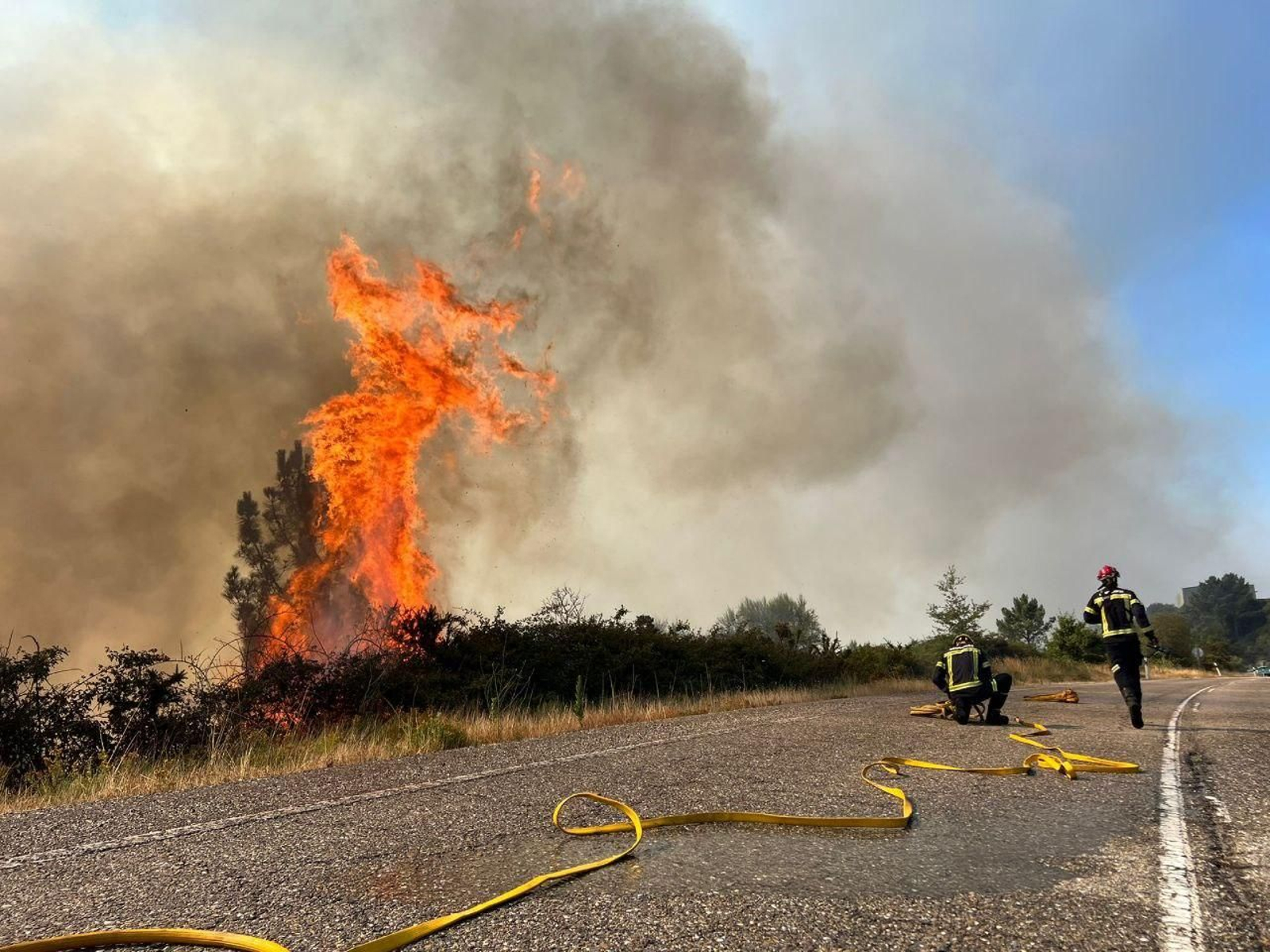 Bomberos en la N-120. Alberte