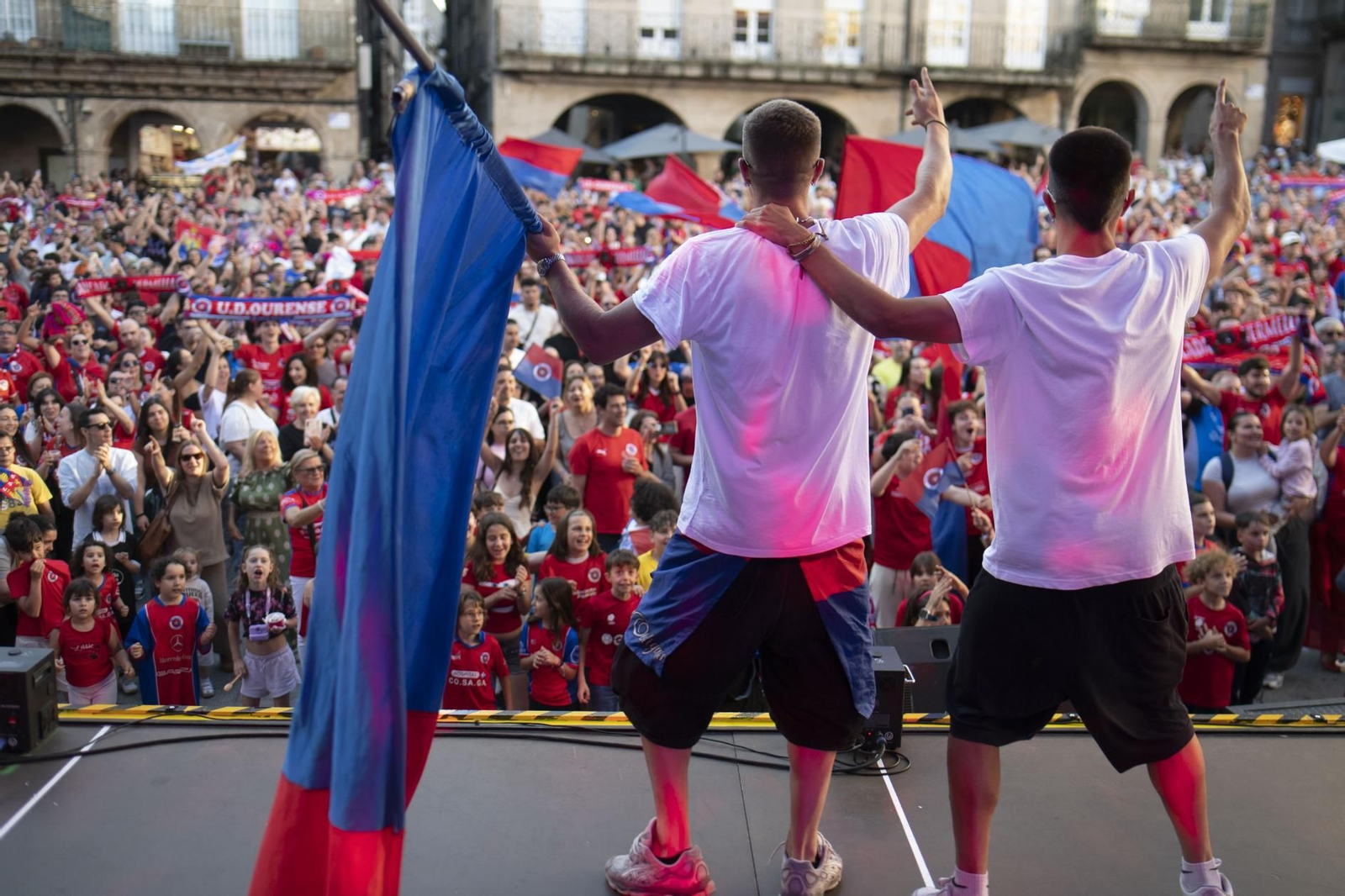 Galería | La aplaudida acogida de los unionistas a la UD Ourense contrasta con la pitada a Jácome en la Plaza Mayor, en fotos