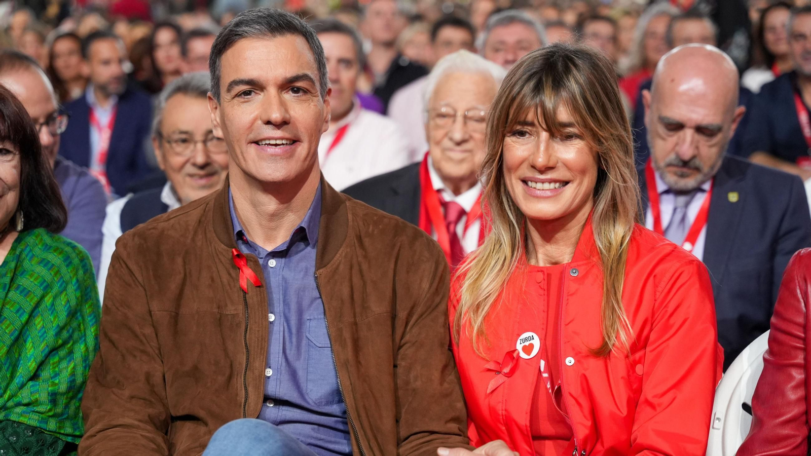 El Presidente del Gobierno, Pedro Sánchez, y su esposa Begoña Gómez durante la clausura del 41º Congreso Federal del PSOE en el Palacio de Congresos y Exposiciones. A 1 de diciembre de 2024, en Sevilla, Andalucía (España)