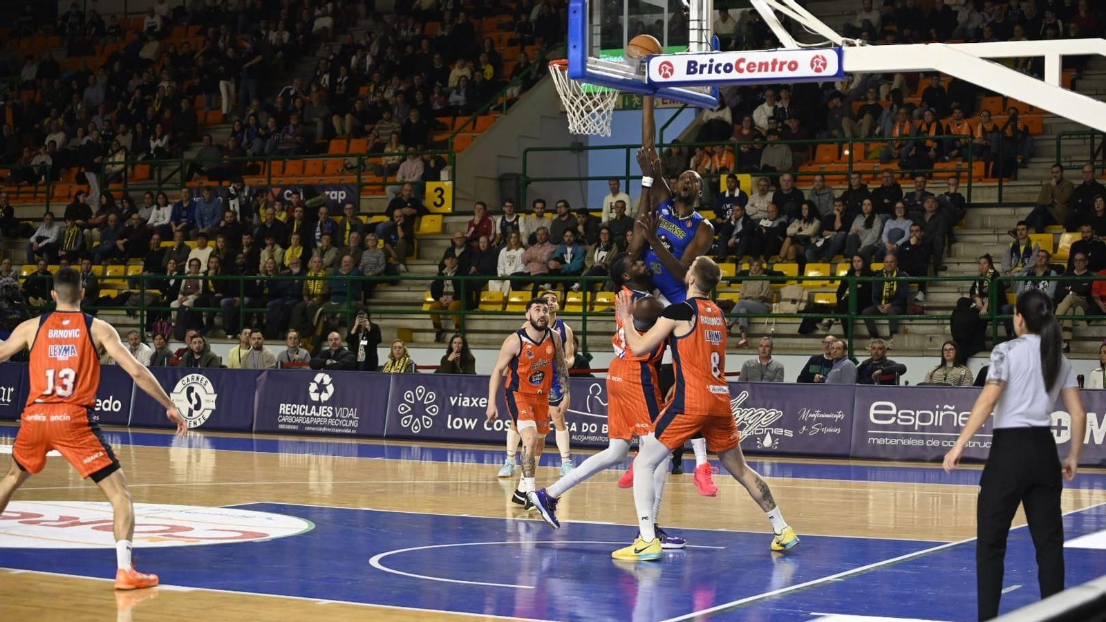 Una jugada del partido del COB en el Pazo.