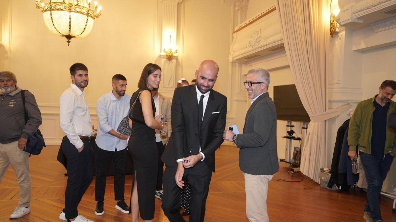 Claudio Giráldez estuvo arropado por la familia y el cuerpo técnico.