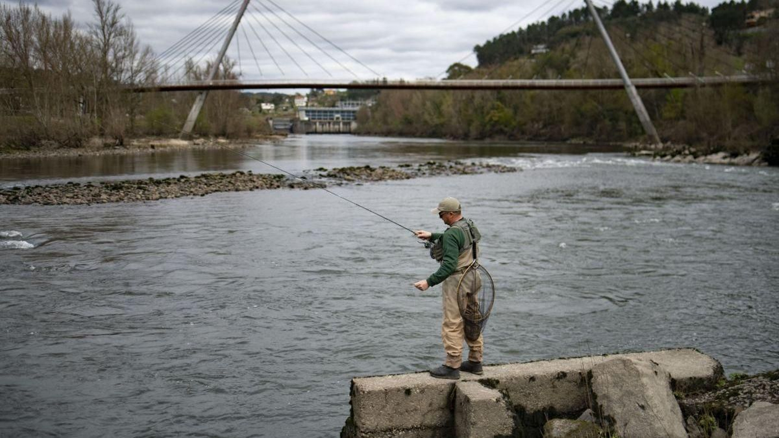 Javier es un ourensano que practica la pesca desde los catorce años. Prefiere la “pesca sin muerte” como una estrategia de contribución con el ecosistema y de generosidad con terceros.